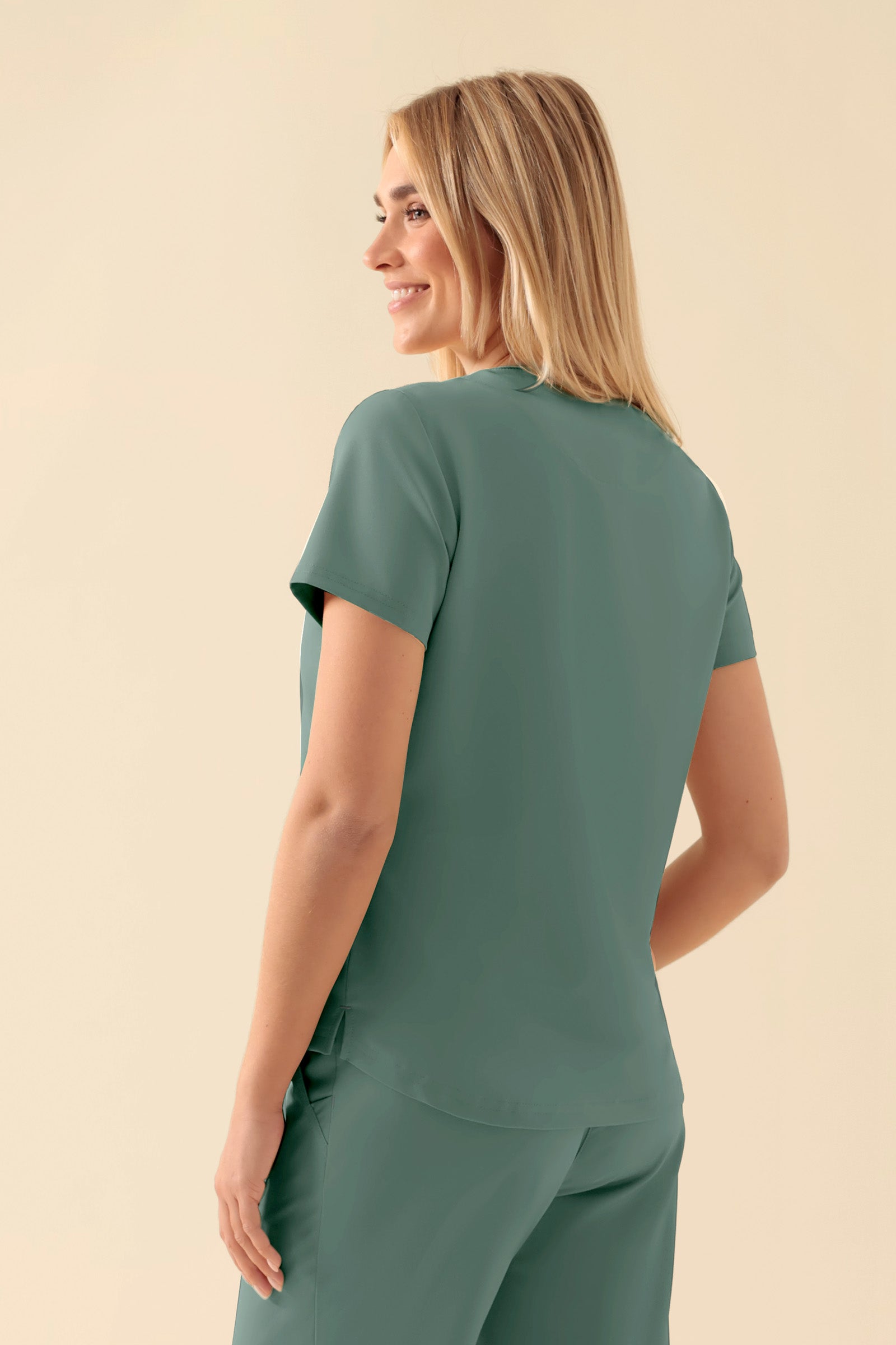 KAERE shirt dames - ronde hals donkergroen, Achterzijde view Het model is 177 cm lang en draagt maat S