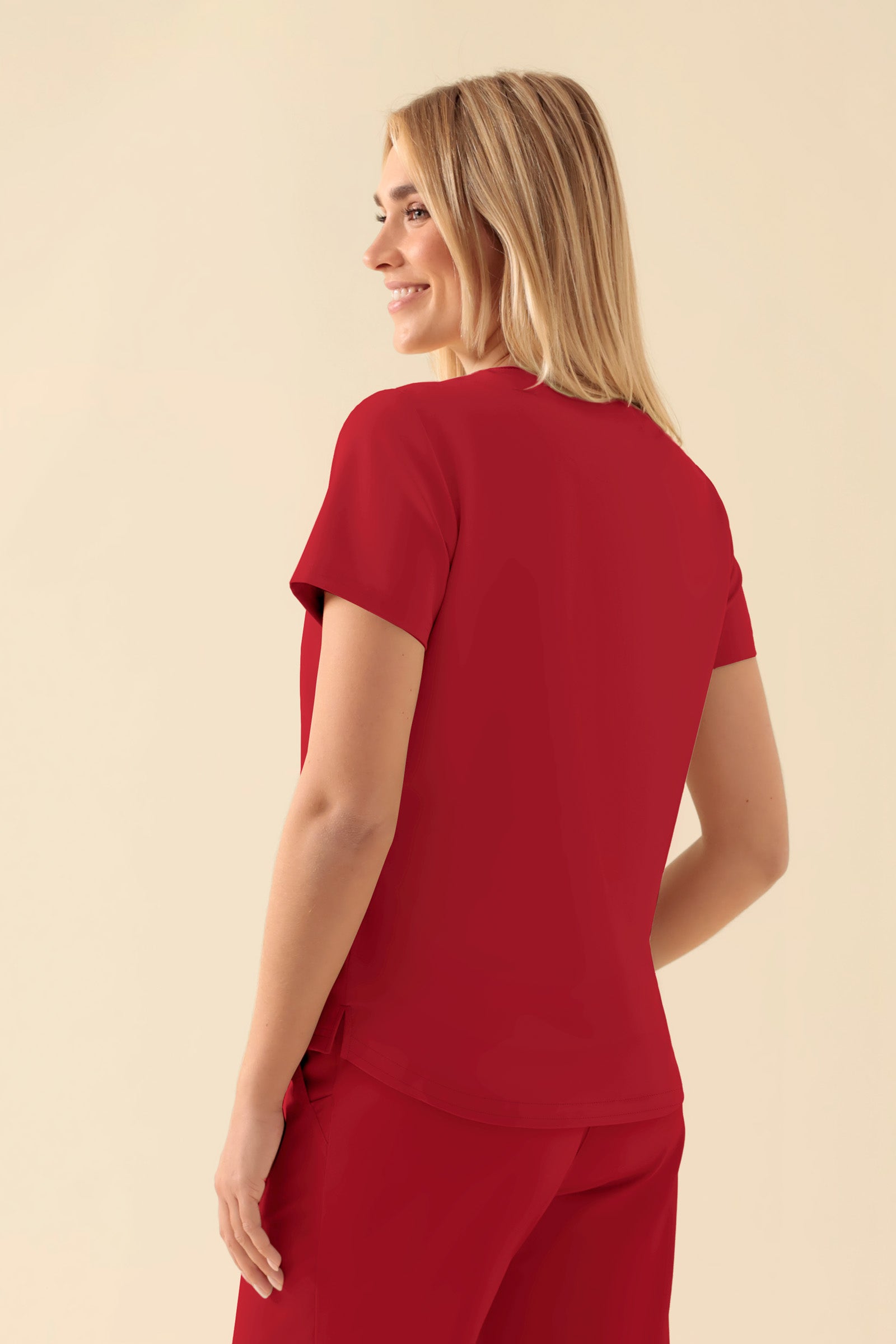 KAERE shirt dames - ronde hals rood, Achterzijde view Het model is 177 cm lang en draagt maat S