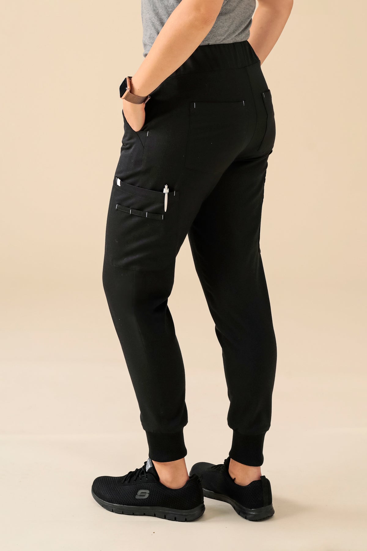 KAERE broek dames - zoom met elastische boord korte maat met beenzak zwart, Achterzijde view 
