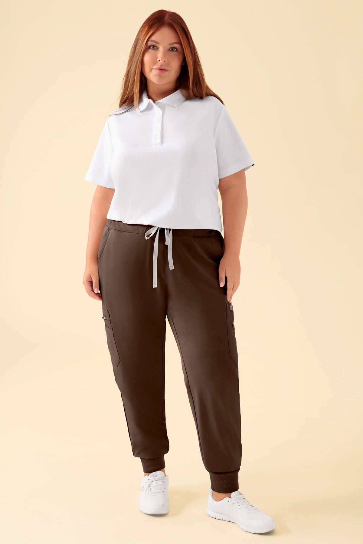 KAERE broek dames - zoom met elastische boord en beenzak coffee, Voorzijde view Het model is 173 cm lang en draagt maat XL
