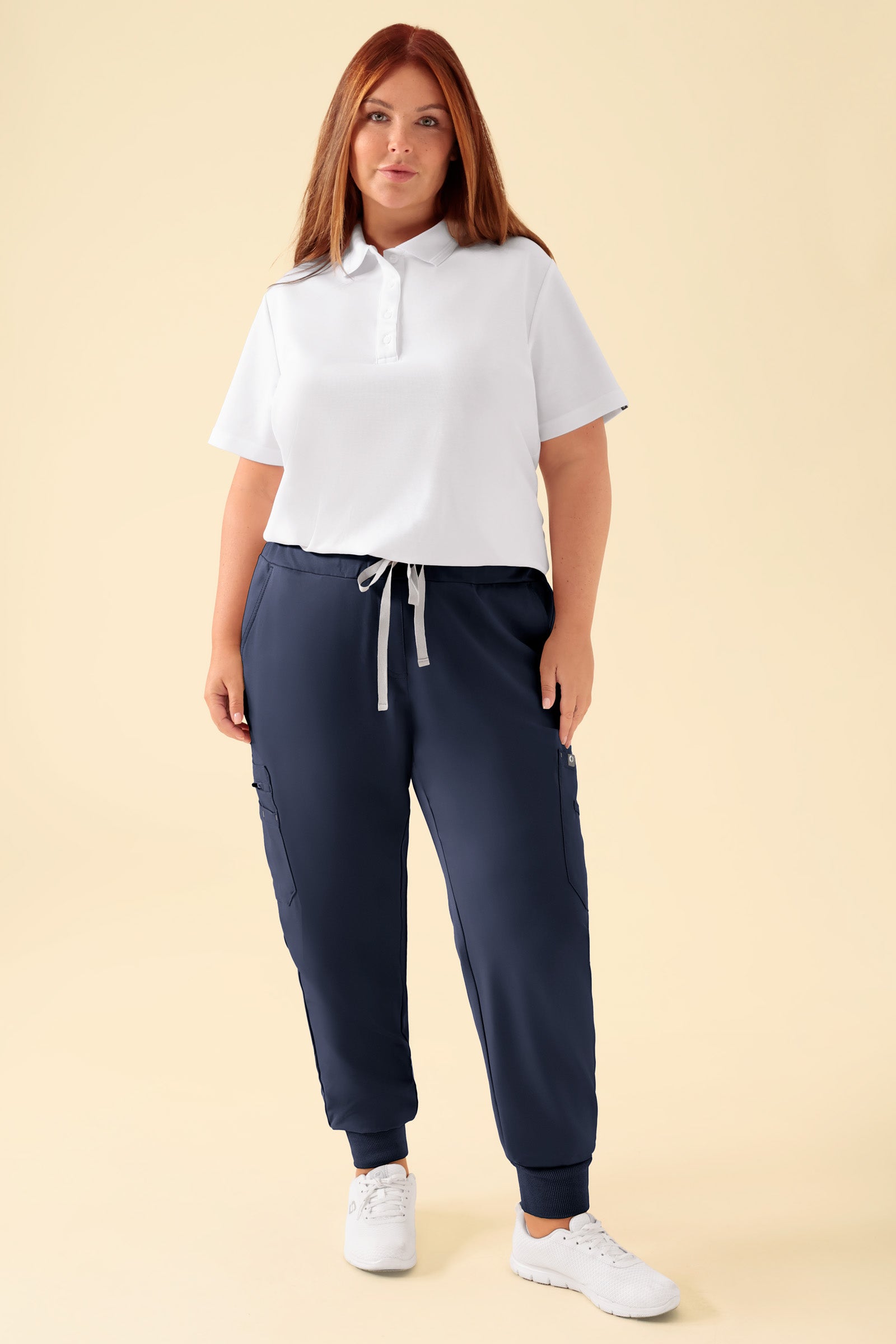 KAERE broek dames - zoom met elastische boord en beenzak navy, Voorzijde view Het model is 173 cm lang en draagt maat XL