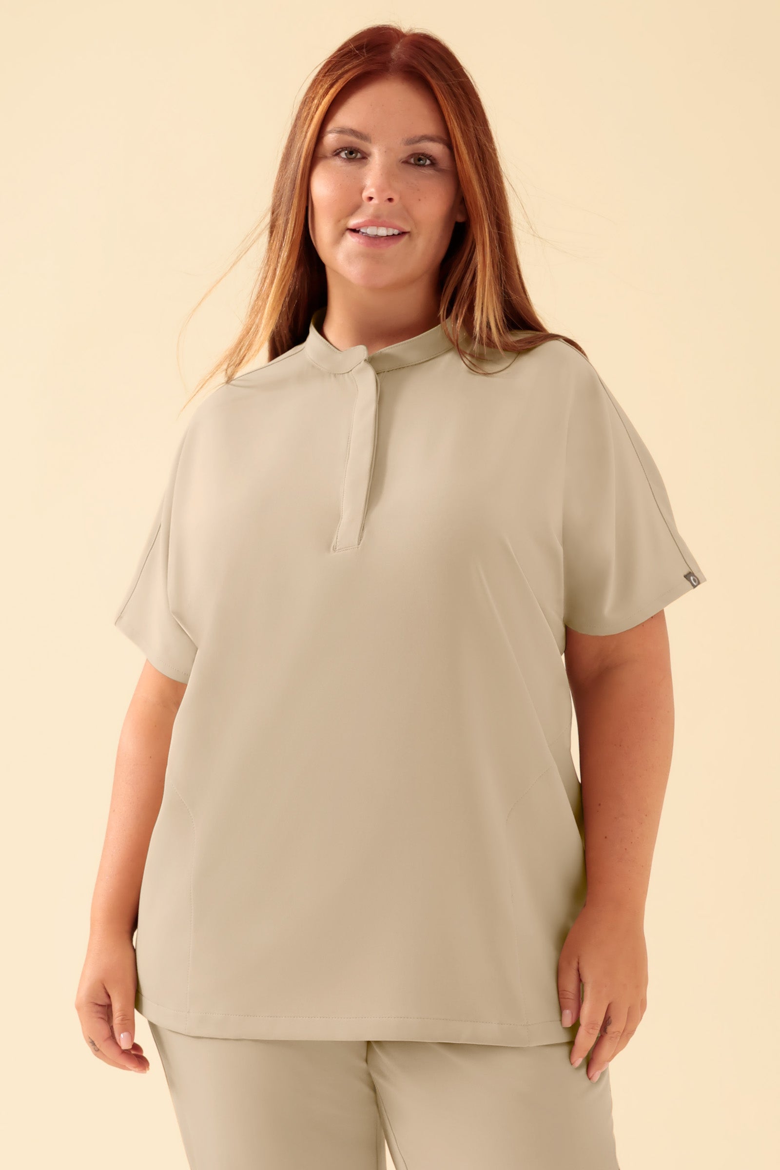 KAERE dames oversteektuniek - opstaande kraag zand, Voorzijde view Het model is 173 cm lang en draagt maat XL