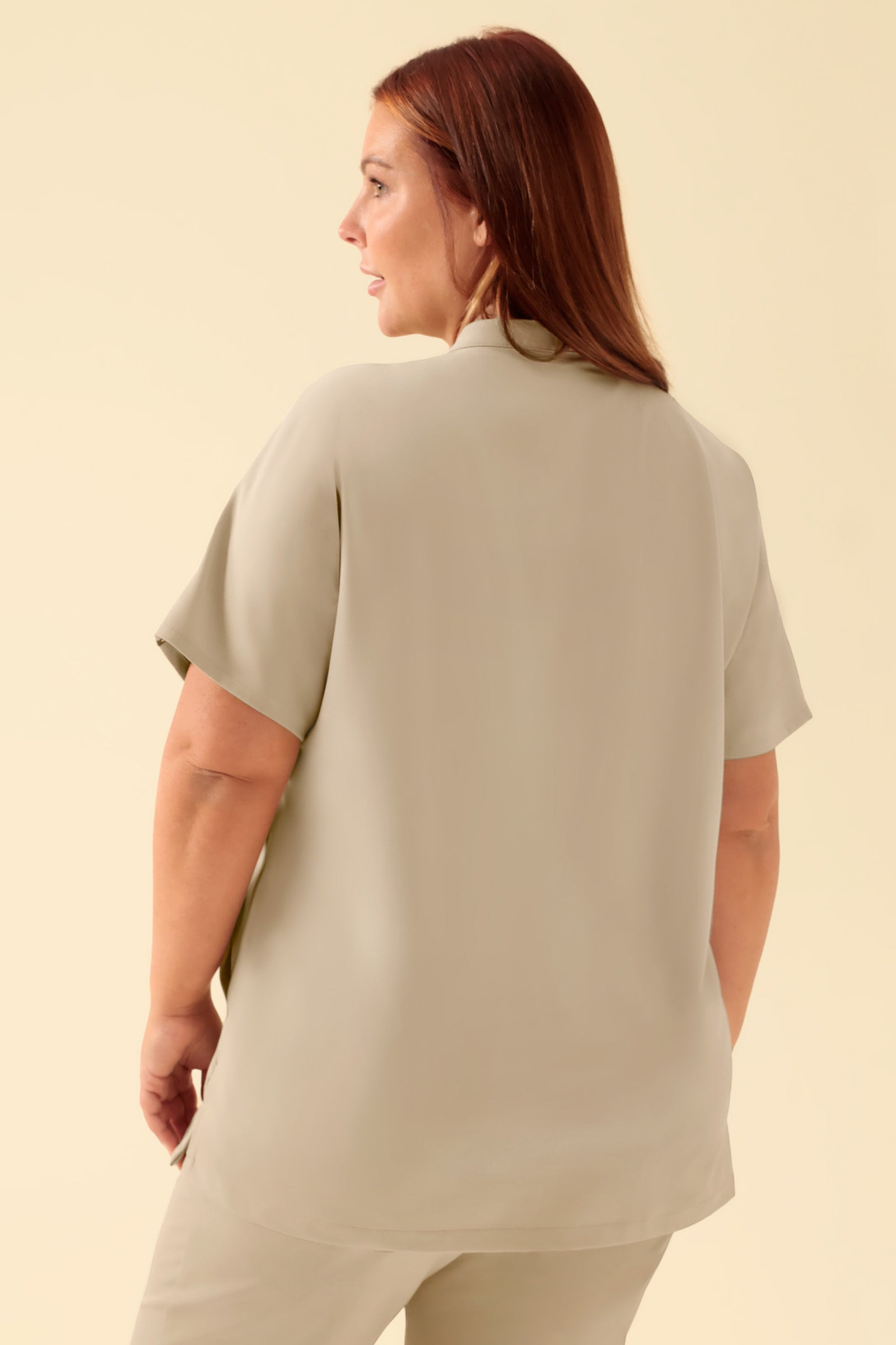 KAERE dames oversteektuniek - opstaande kraag zand, Voorzijde view Het model is 173 cm lang en draagt maat XL