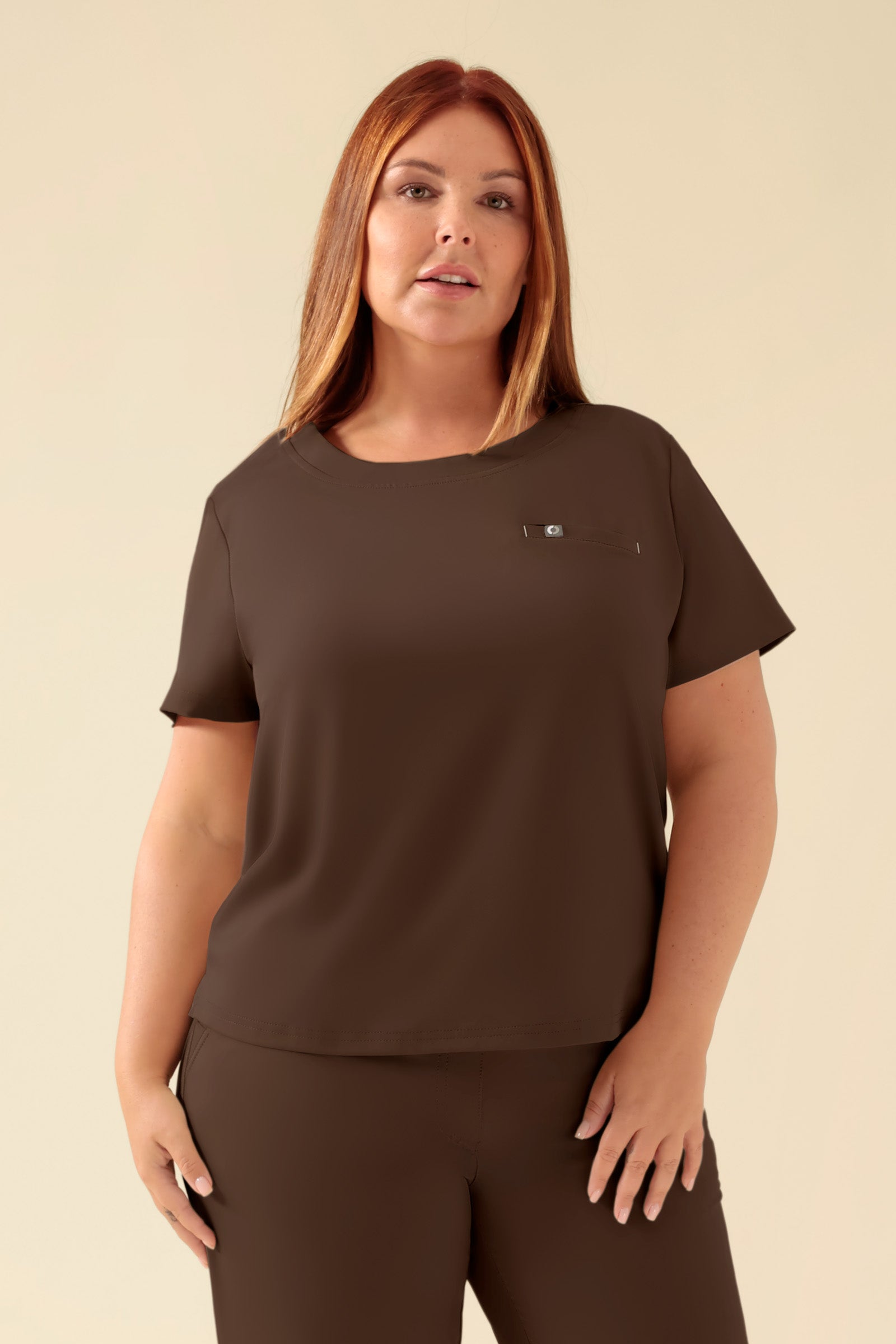 KAERE shirt dames - ronde hals coffee, Voorzijde view Het model is 173 cm lang en draagt maat XL