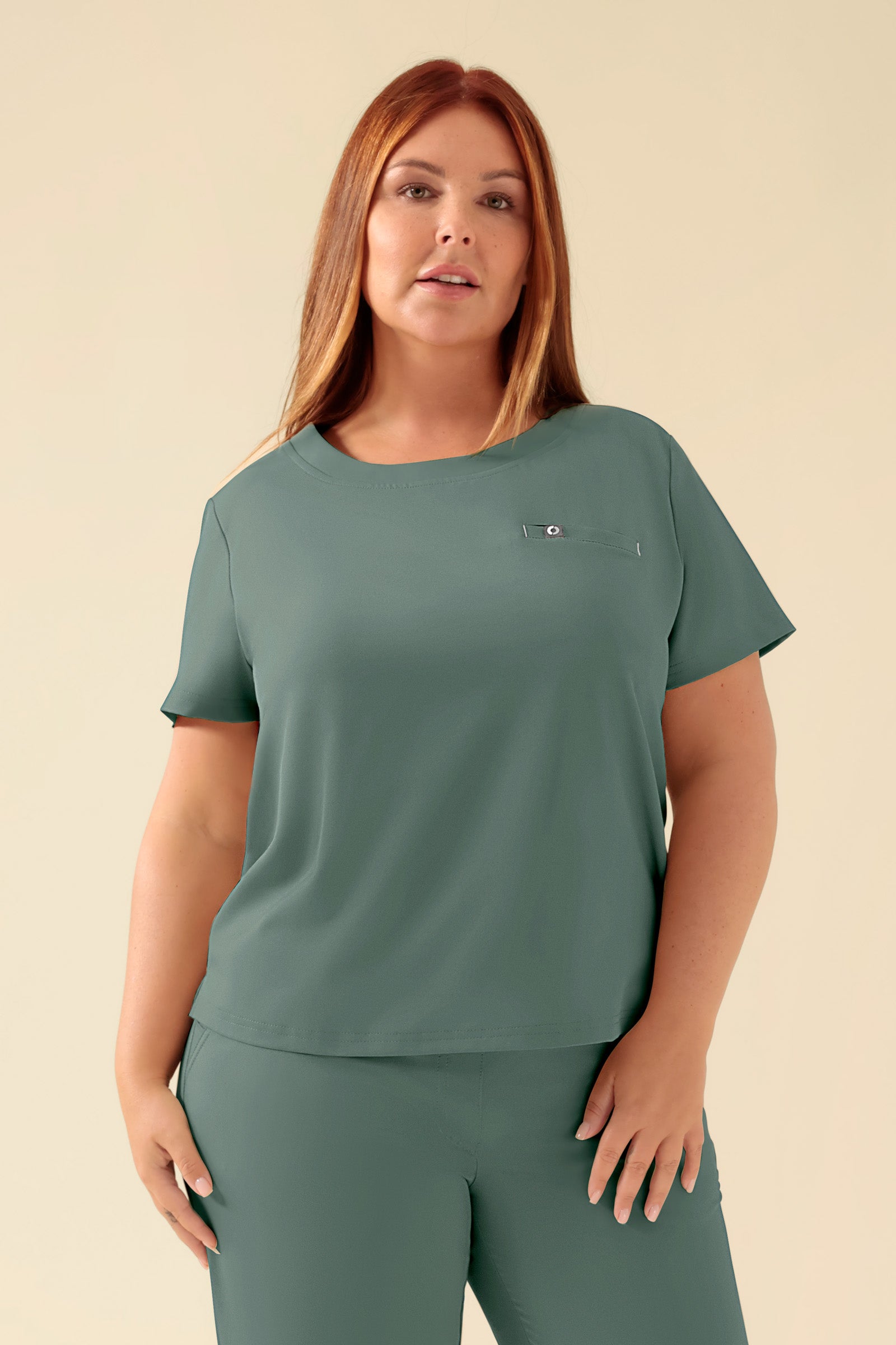 KAERE shirt dames - ronde hals donkergroen, Voorzijde view Het model is 173 cm lang en draagt maat XL
