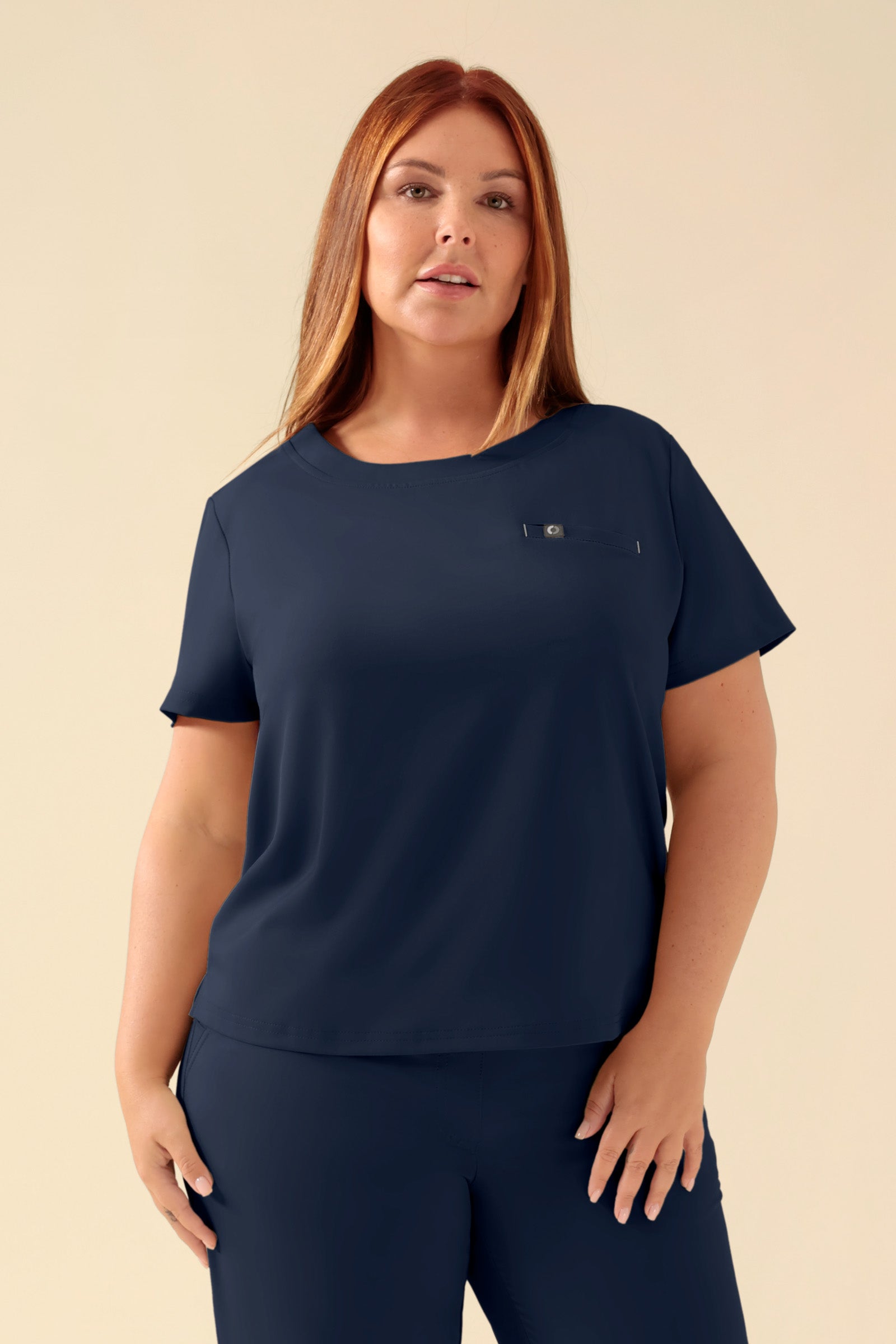 KAERE shirt dames - ronde hals navy, Voorzijde view Het model is 173 cm lang en draagt maat XL