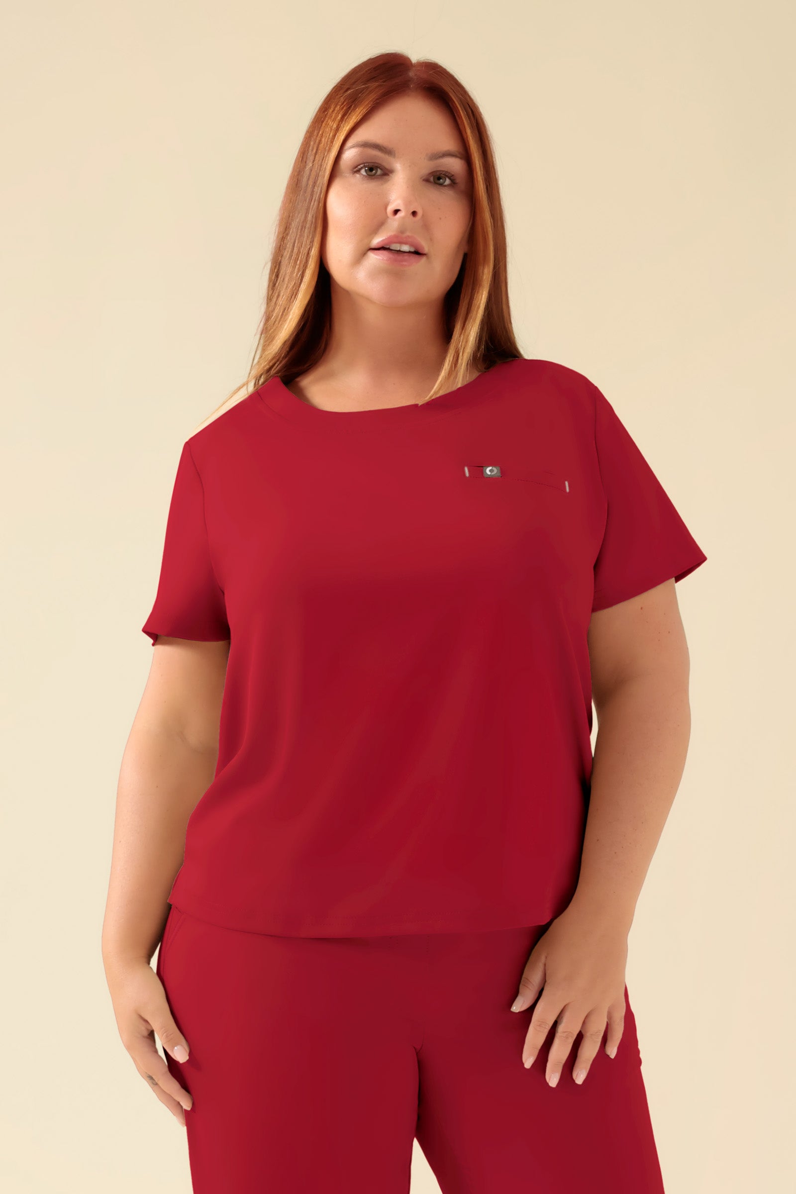 KAERE shirt dames - ronde hals rood, Voorzijde view Het model is 173 cm lang en draagt maat XL