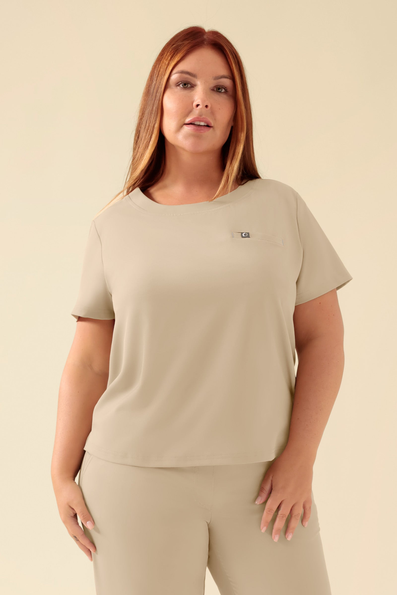 KAERE shirt dames - ronde hals zand, Voorzijde view Het model is 173 cm lang en draagt maat XL