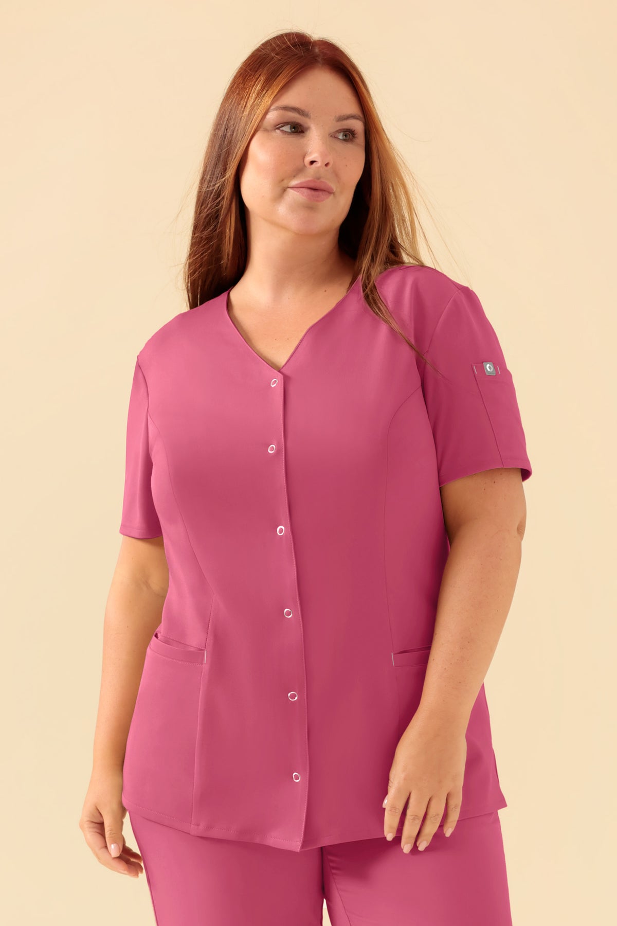 KAERE tuniek dames - drukknoopsluiting oud rose, Voorzijde view Het model is 173 cm lang en draagt maat XL