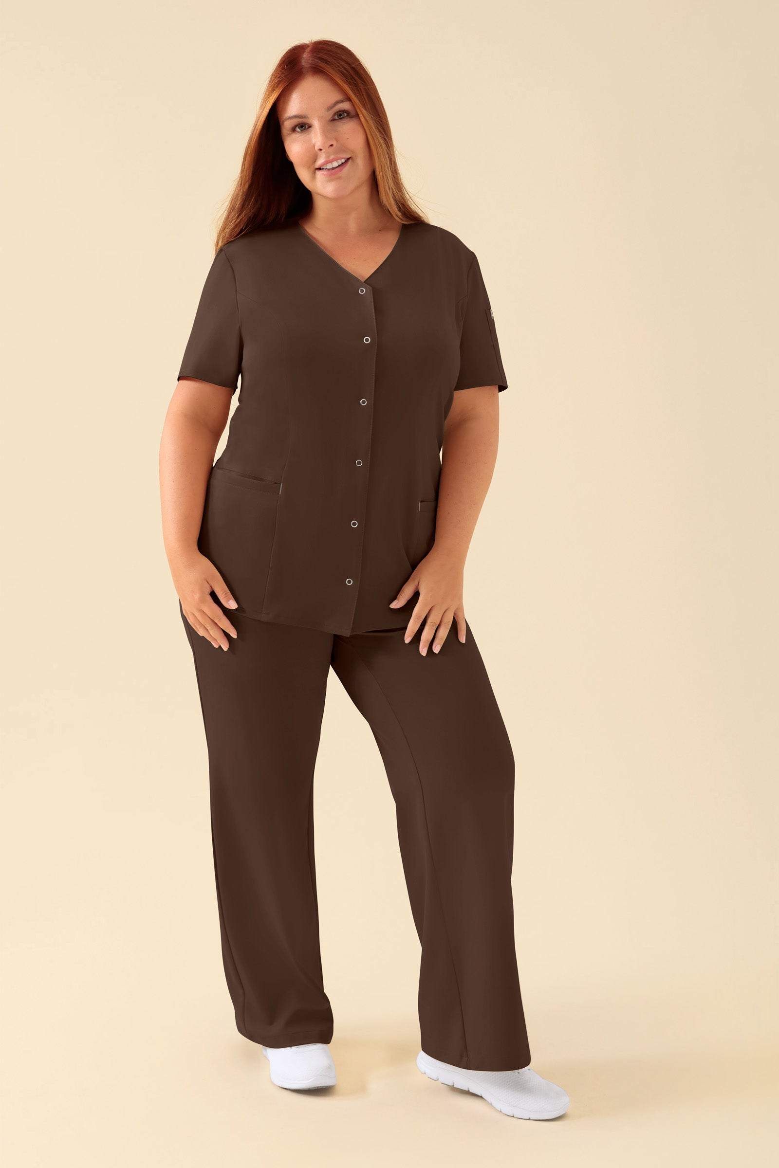 KAERE tuniek dames - drukknoopsluiting coffee, Voorzijde view Het model is 173 cm lang en draagt maat XL