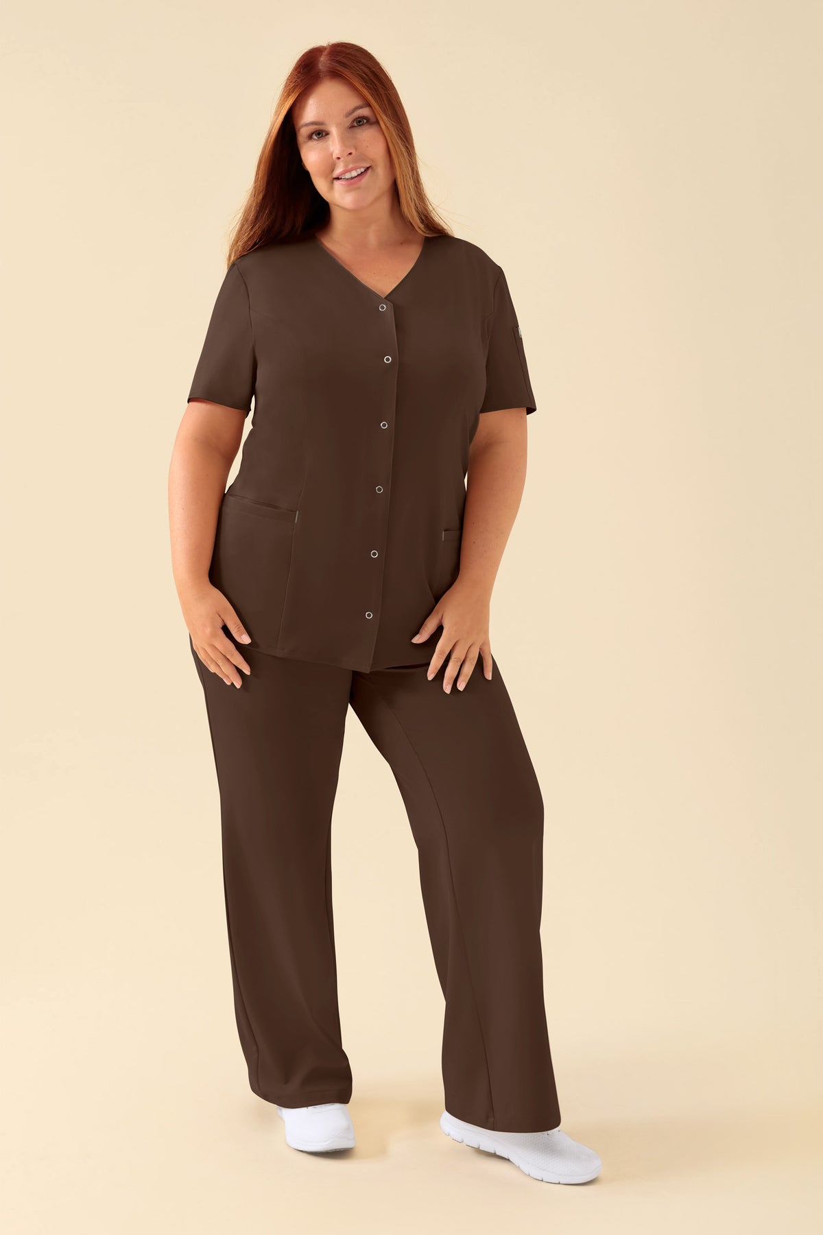 KAERE tuniek dames - drukknoopsluiting coffee, Voorzijde view Het model is 173 cm lang en draagt maat XL
