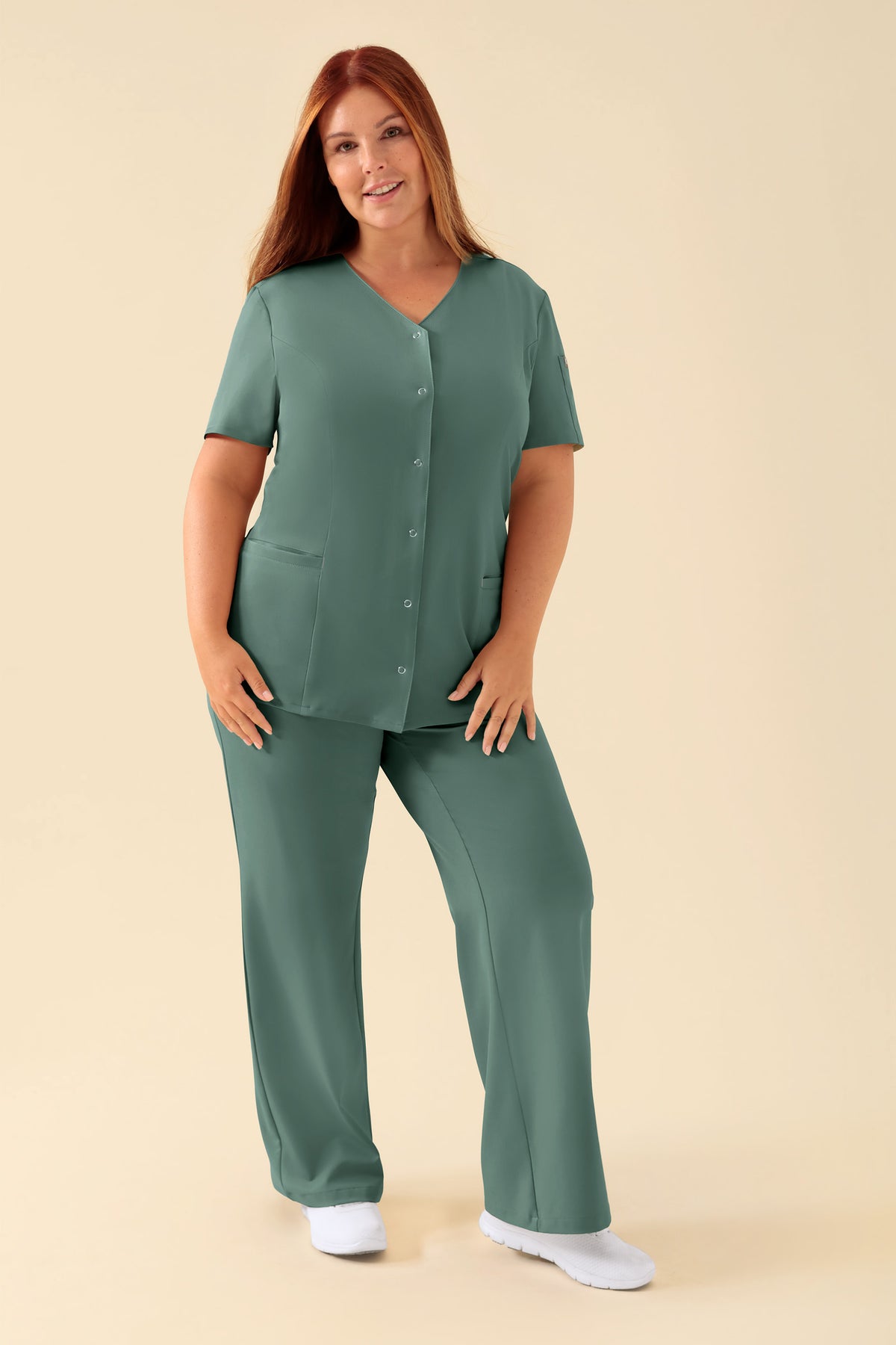 KAERE tuniek dames - drukknoopsluiting donkergroen, Voorzijde view Het model is 173 cm lang en draagt maat XL
