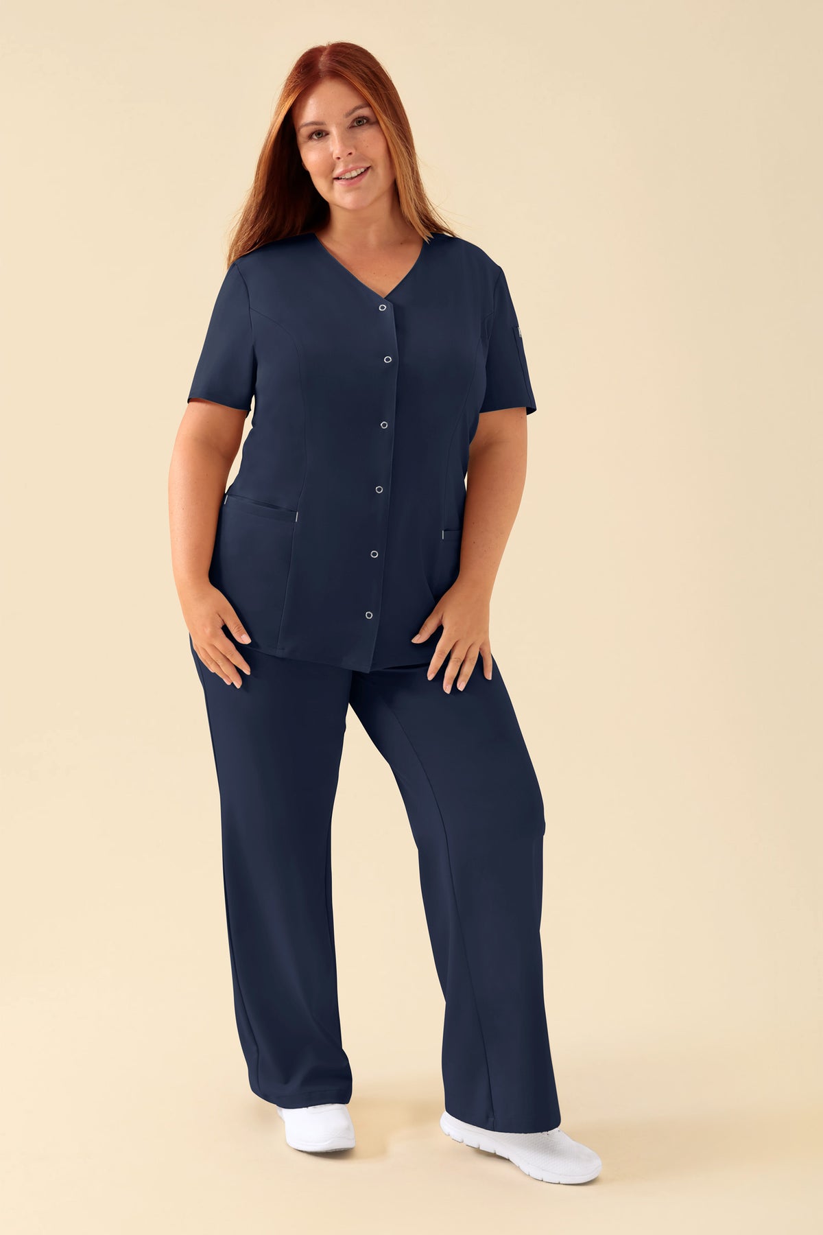 KAERE tuniek dames - drukknoopsluiting navy, Voorzijde view Het model is 173 cm lang en draagt maat XL