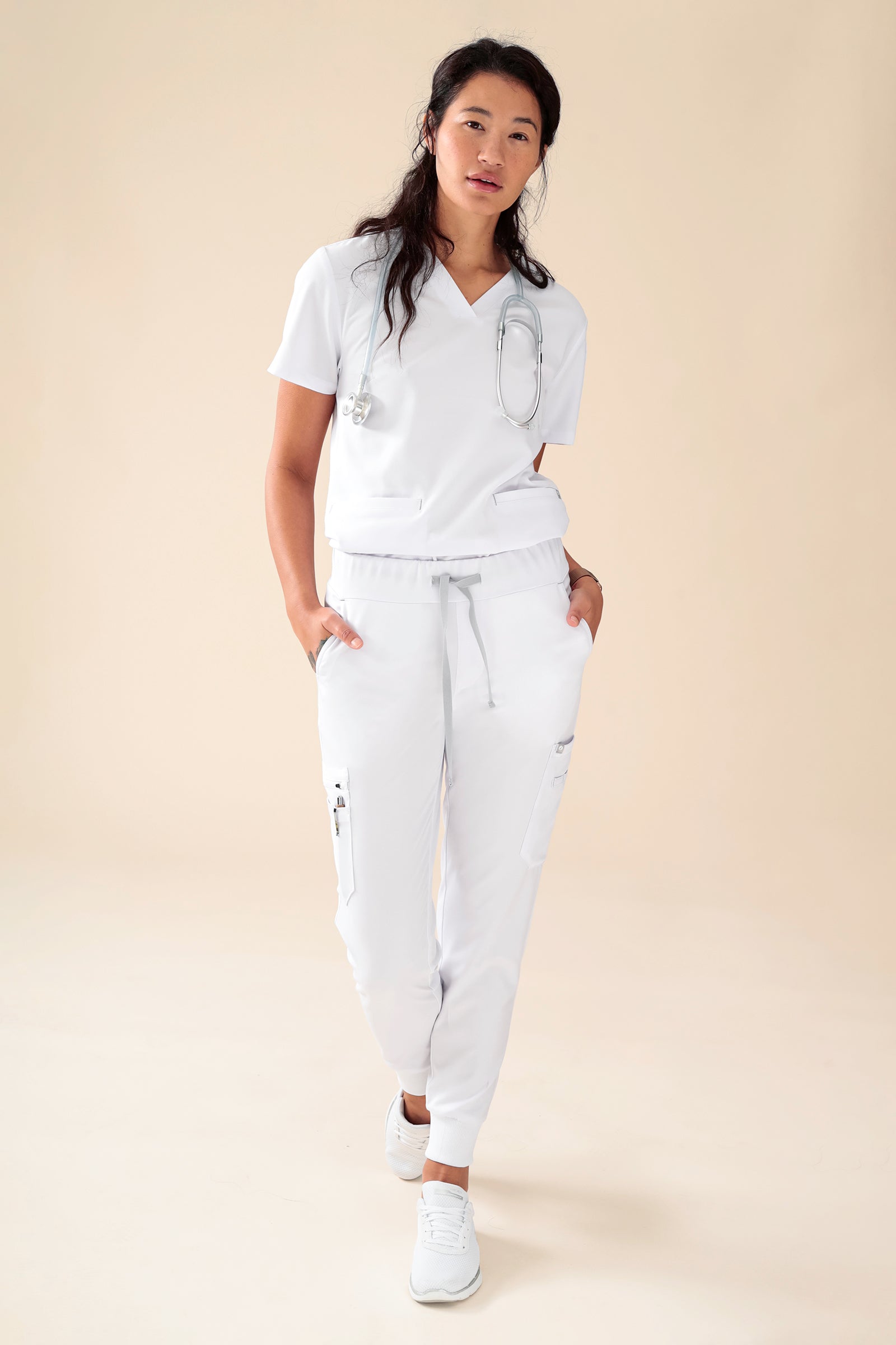 KAERE oversteektuniek dames - V-hals wit, Voorzijde view Het model is 174 cm lang en draagt maat S