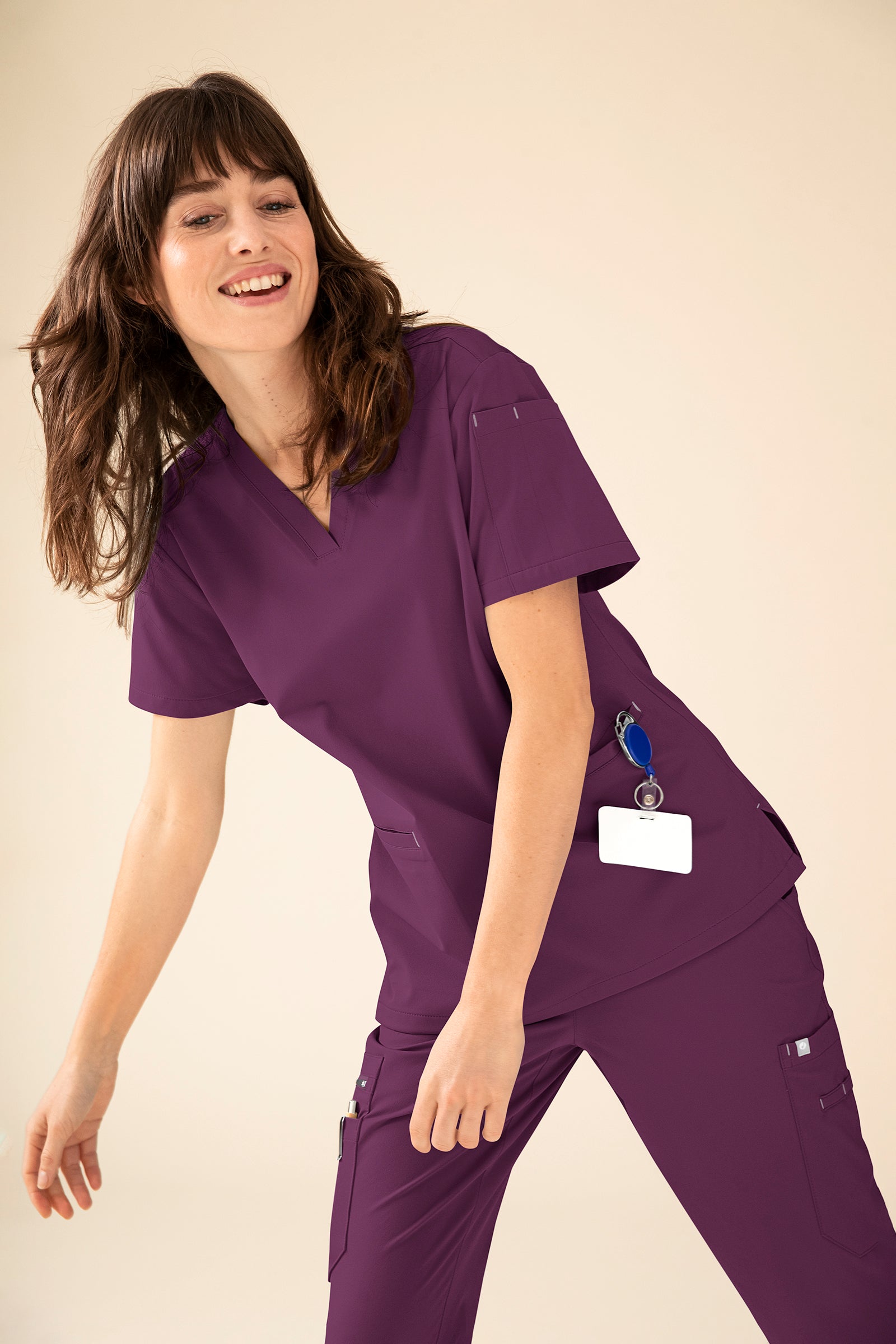 KAERE oversteektuniek dames - V-hals pruimen, Voorzijde view Het model is 175 cm lang en draagt maat S