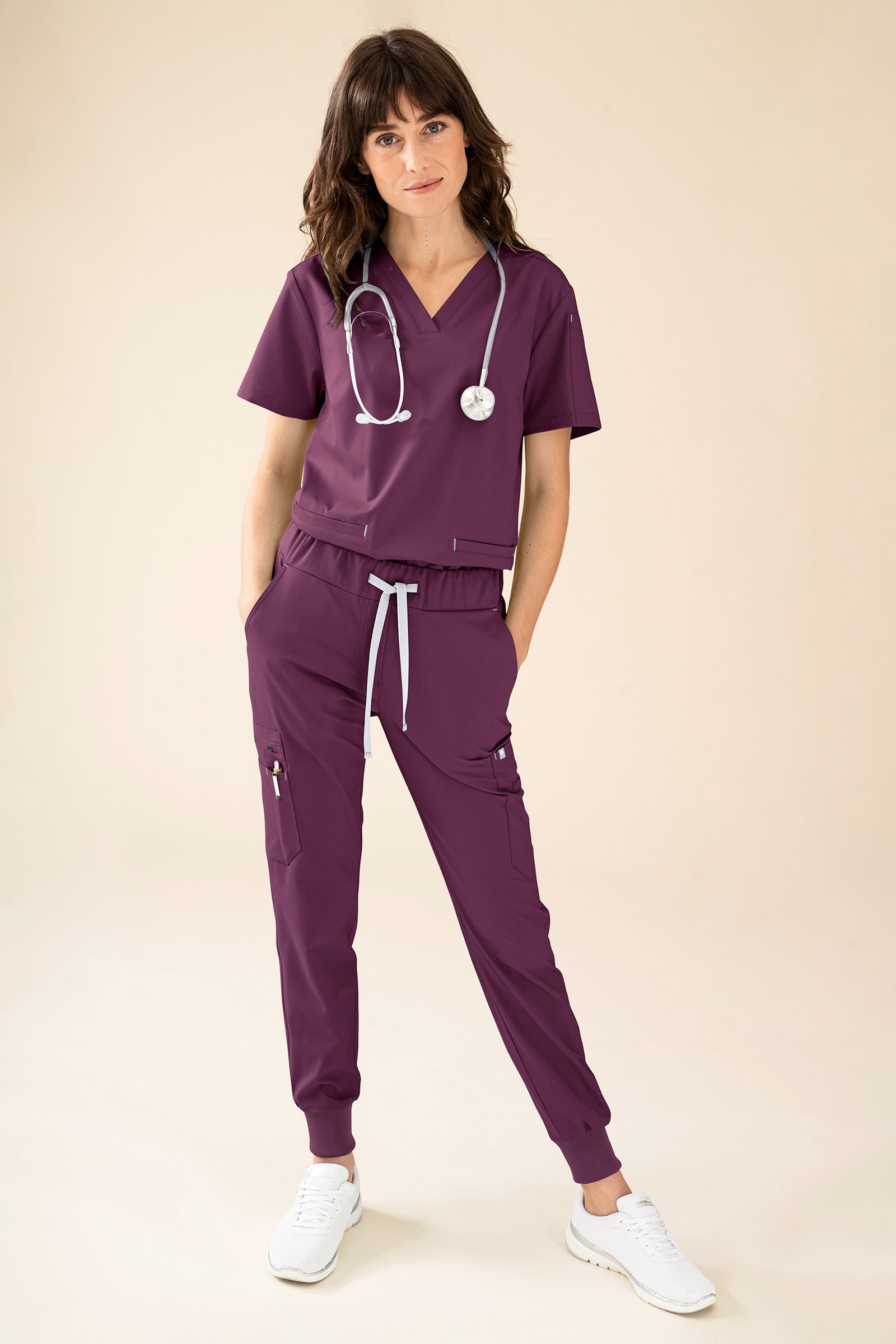 KAERE oversteektuniek dames - V-hals pruimen, Voorzijde view Het model is 175 cm lang en draagt maat S