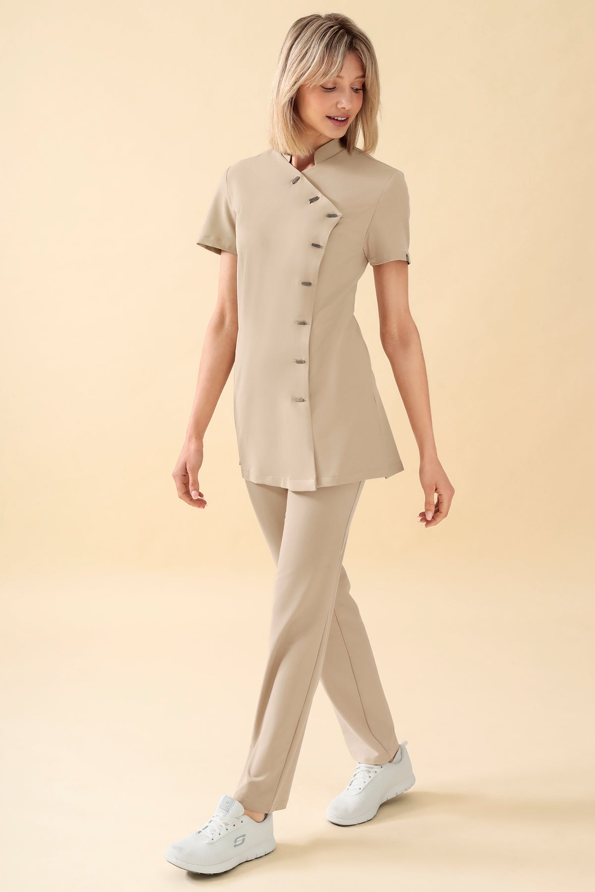 KAERE tuniek dames - asymetrische knoopsluiting zand, Voorzijde view Het model is 176 cm lang en draagt maat S
