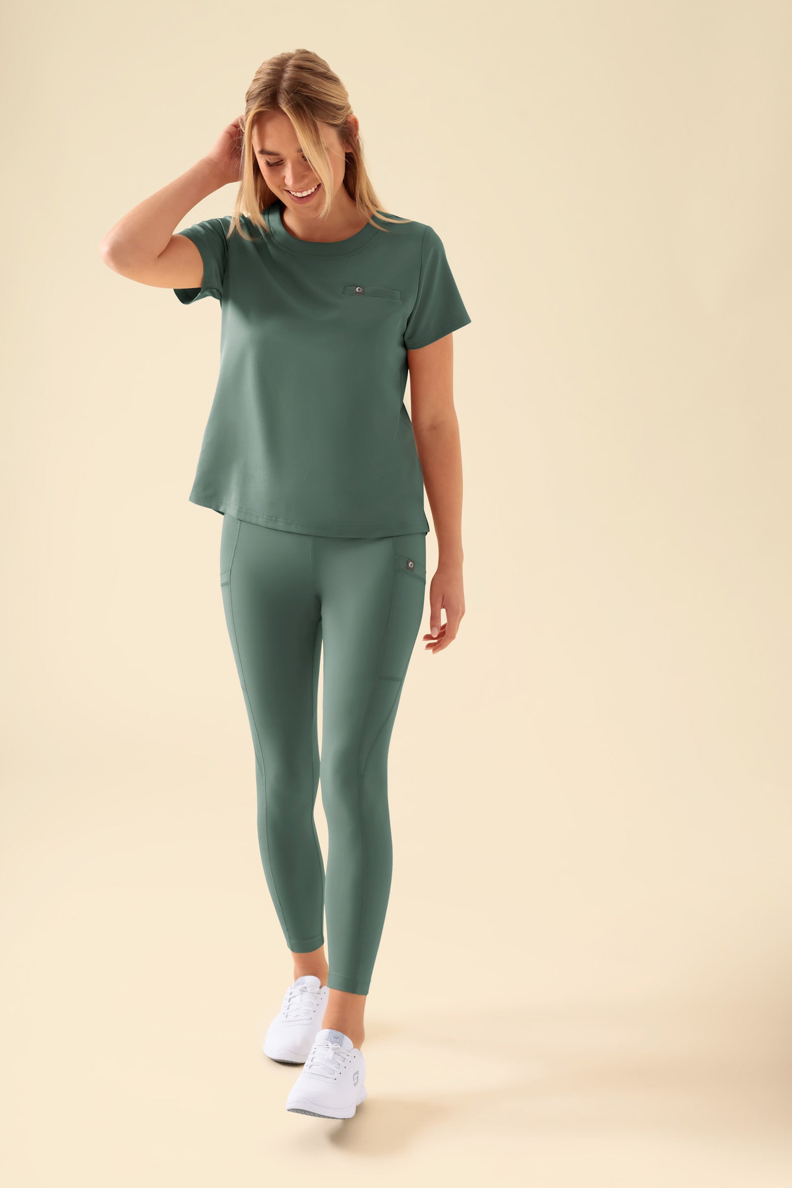 KAERE Leggings dames - super elastisch donkergroen, Voorzijde view Het model is 177 cm lang en draagt maat S