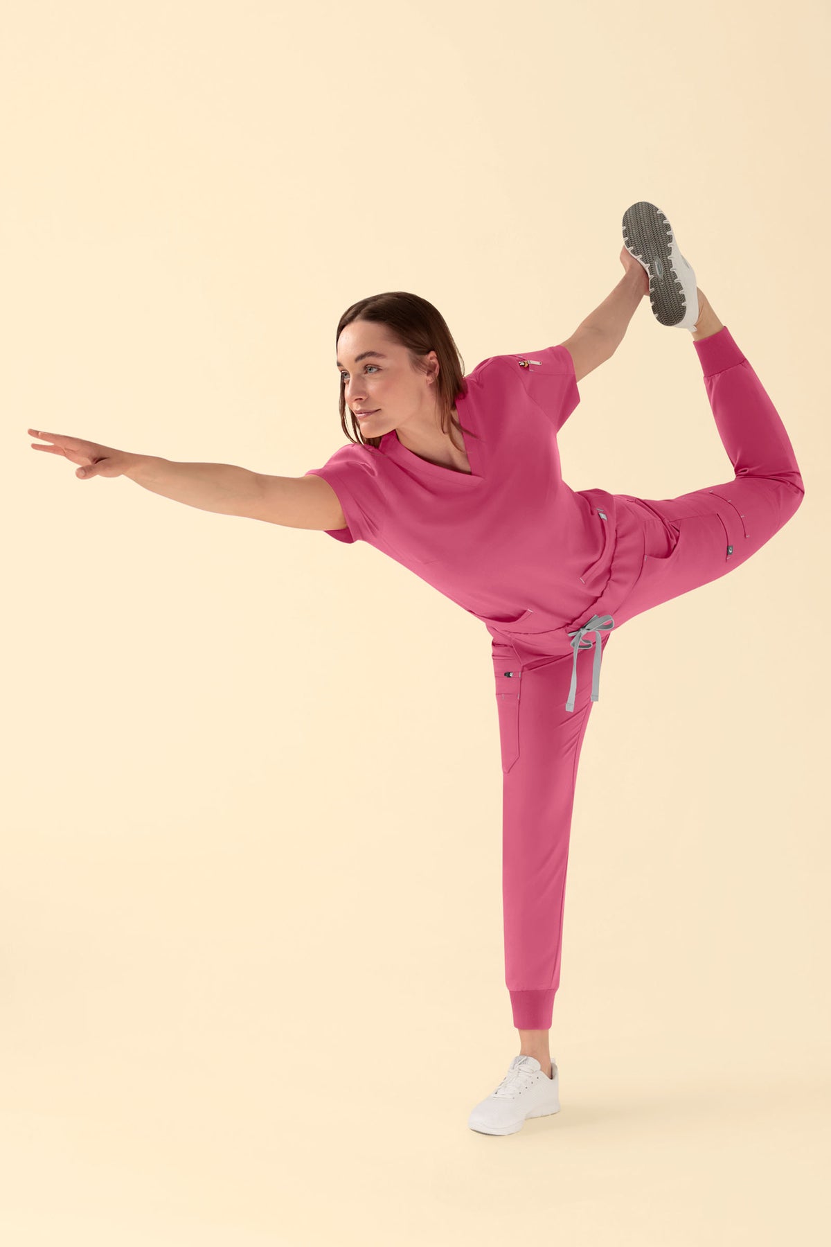KAERE oversteektuniek dames - V-hals oud rose, Voorzijde view Het model is 177 cm lang en draagt maat S