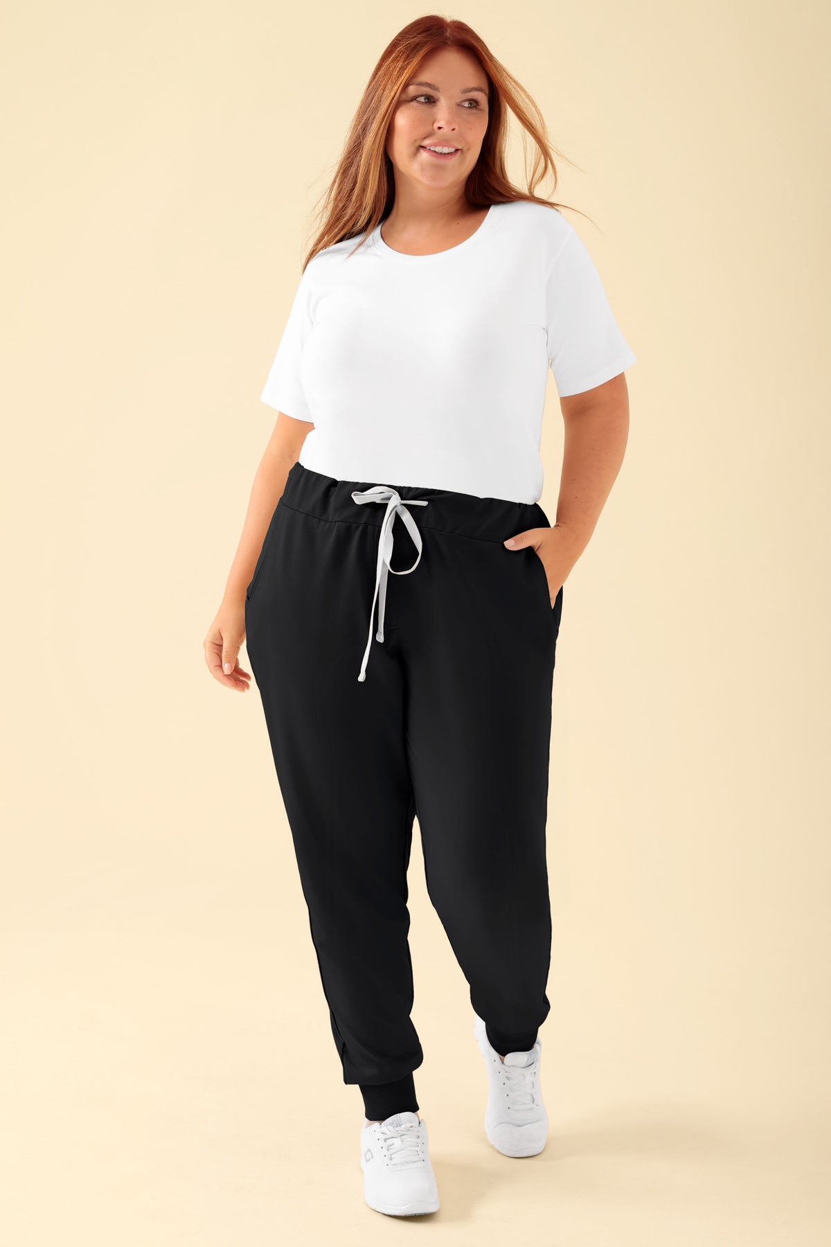 KAERE broek dames - zoom met elastische boord zonder beenzak zwart, Voorzijde view Het model is 173 cm lang en draagt maat XL
