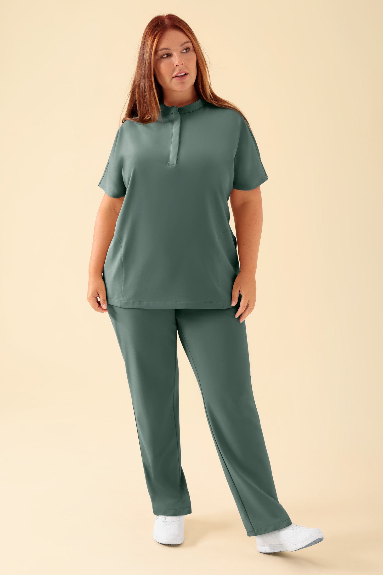 KAERE dames oversteektuniek - opstaande kraag donkergroen, Voorzijde view Het model is 173 cm lang en draagt maat XL