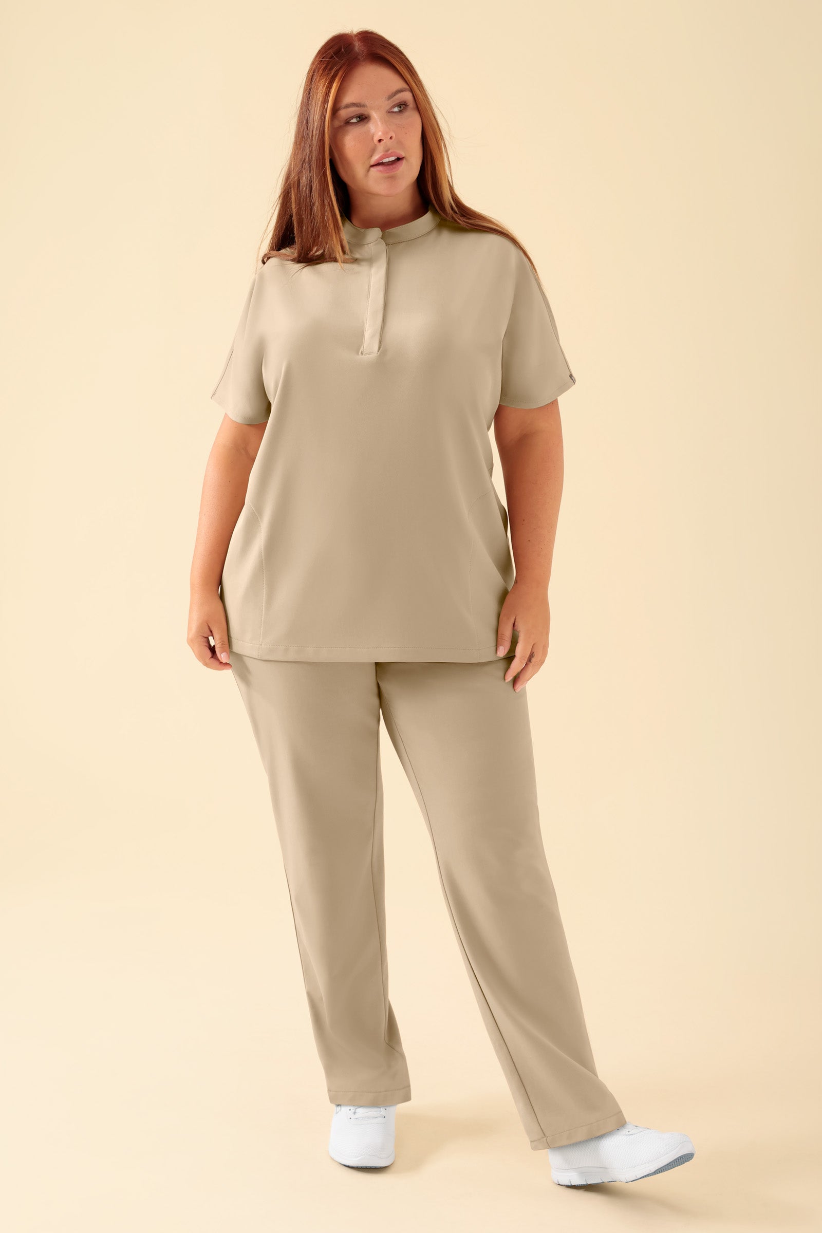 KAERE dames oversteektuniek - opstaande kraag zand, Voorzijde view Het model is 173 cm lang en draagt maat XL