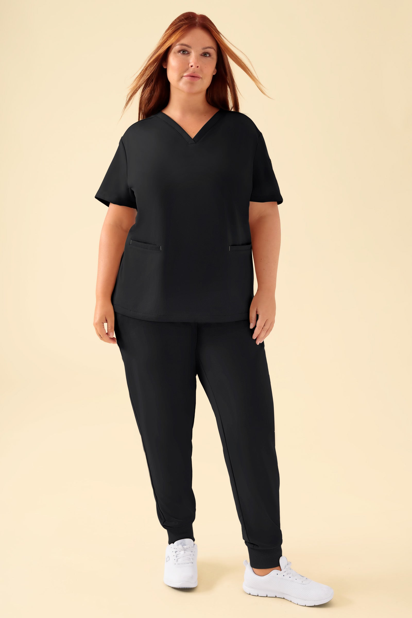 KAERE oversteektuniek dames - V-hals zwart, Voorzijde view Het model is 173 cm lang en draagt maat XL