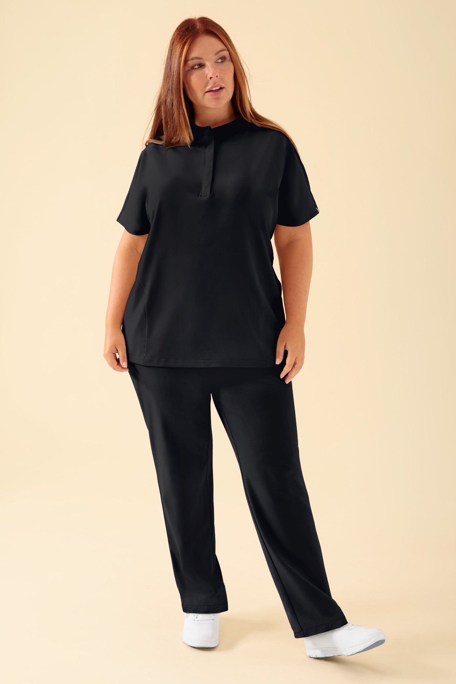 KAERE dames oversteektuniek - opstaande kraag zwart, Voorzijde view Het model is 173 cm lang en draagt maat XL