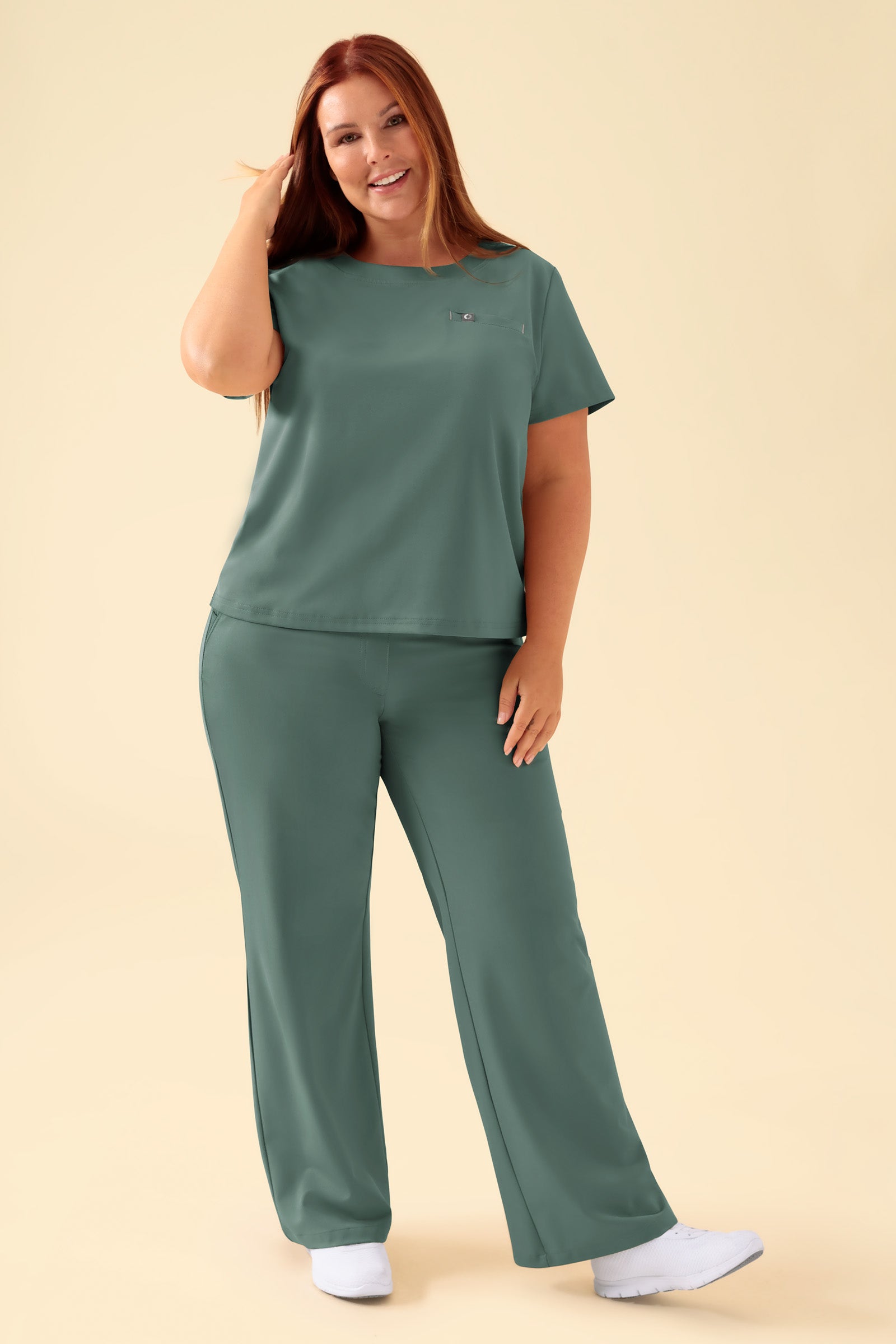 KAERE shirt dames - ronde hals donkergroen, Voorzijde view Het model is 173 cm lang en draagt maat XL