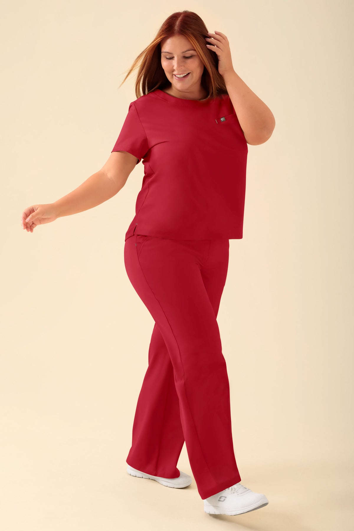 KAERE shirt dames - ronde hals rood, Voorzijde view Het model is 173 cm lang en draagt maat XL