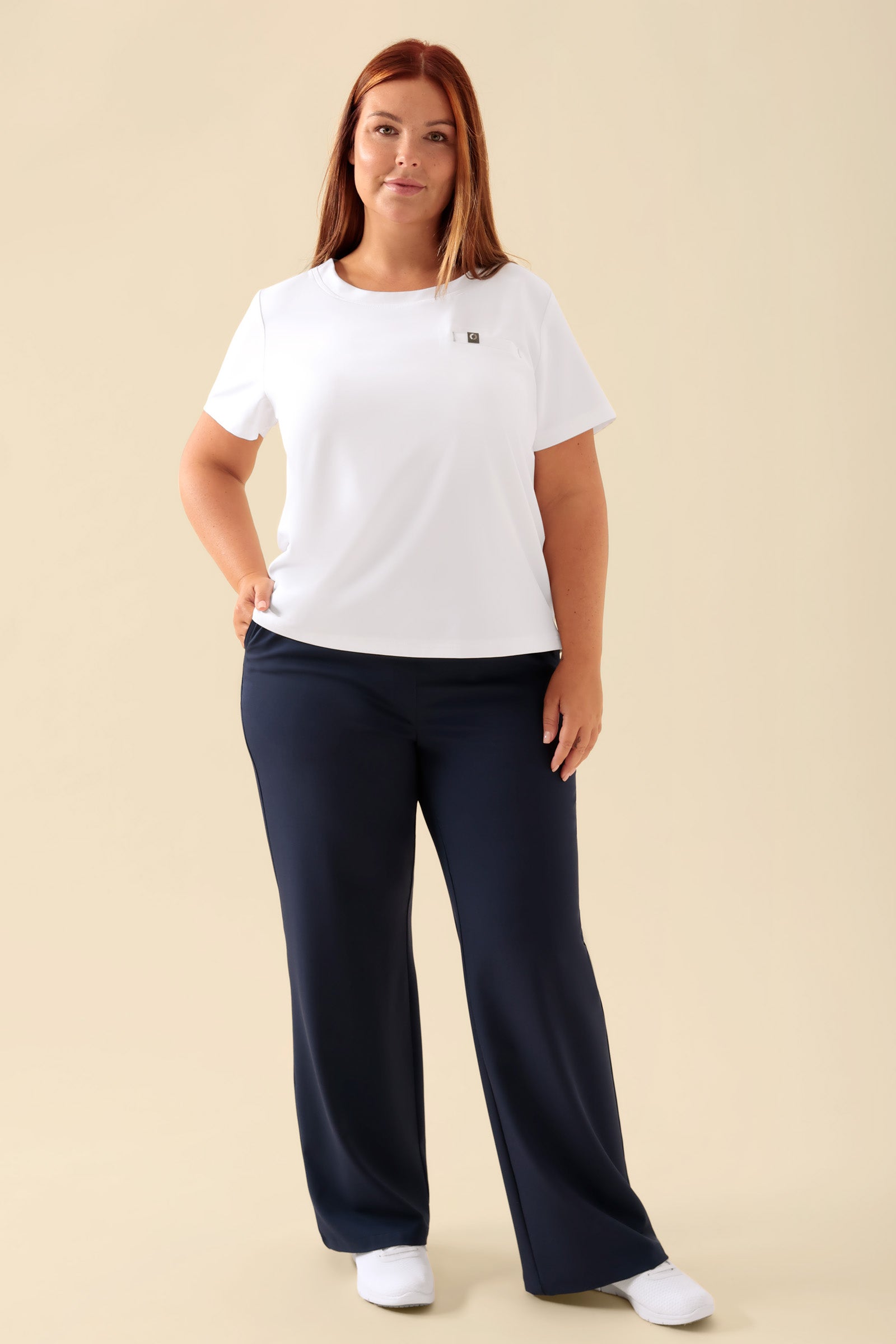 KAERE shirt dames - ronde hals wit, Voorzijde view Het model is 173 cm lang en draagt maat XL