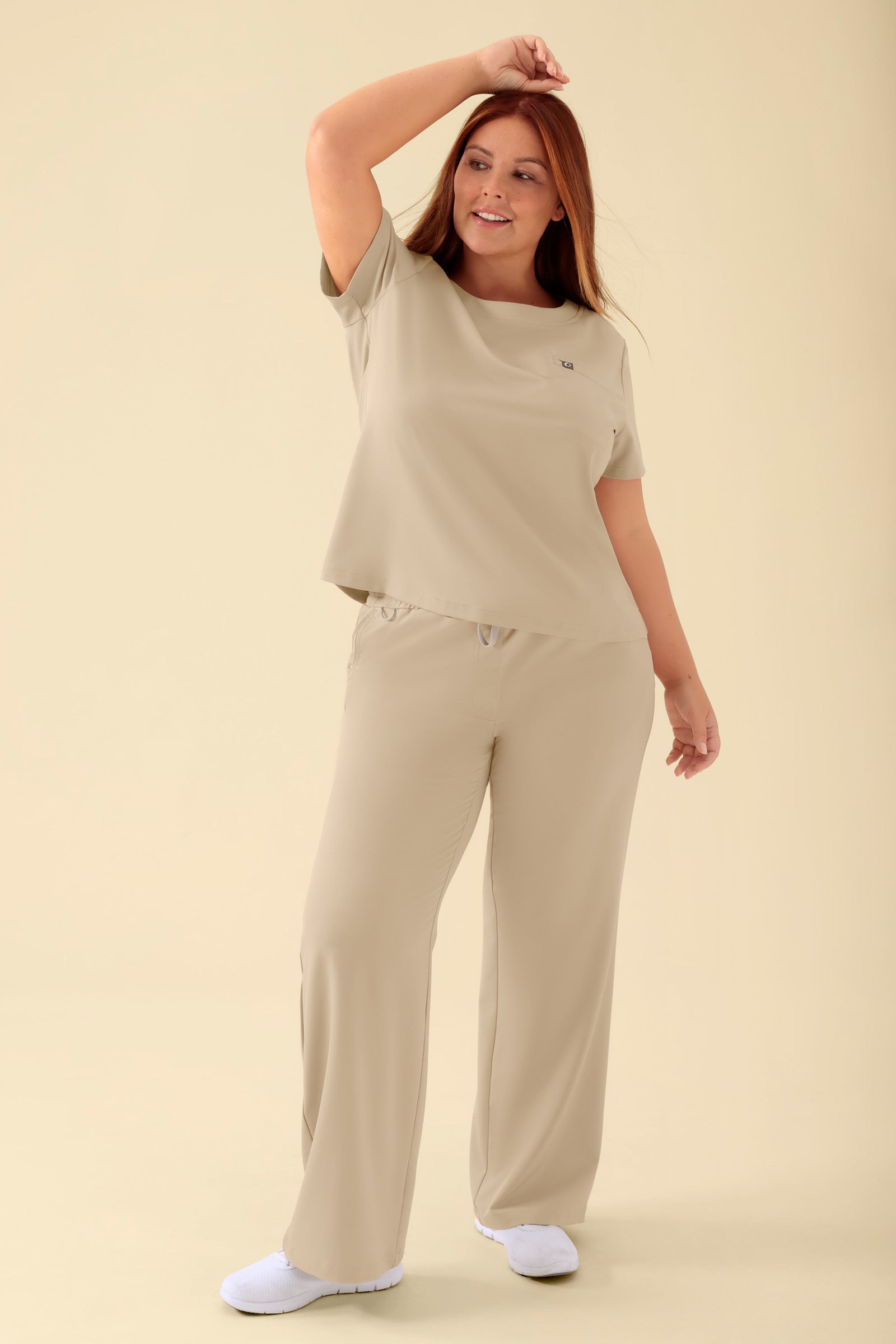 KAERE shirt dames - ronde hals zand, Voorzijde view Het model is 173 cm lang en draagt maat XL