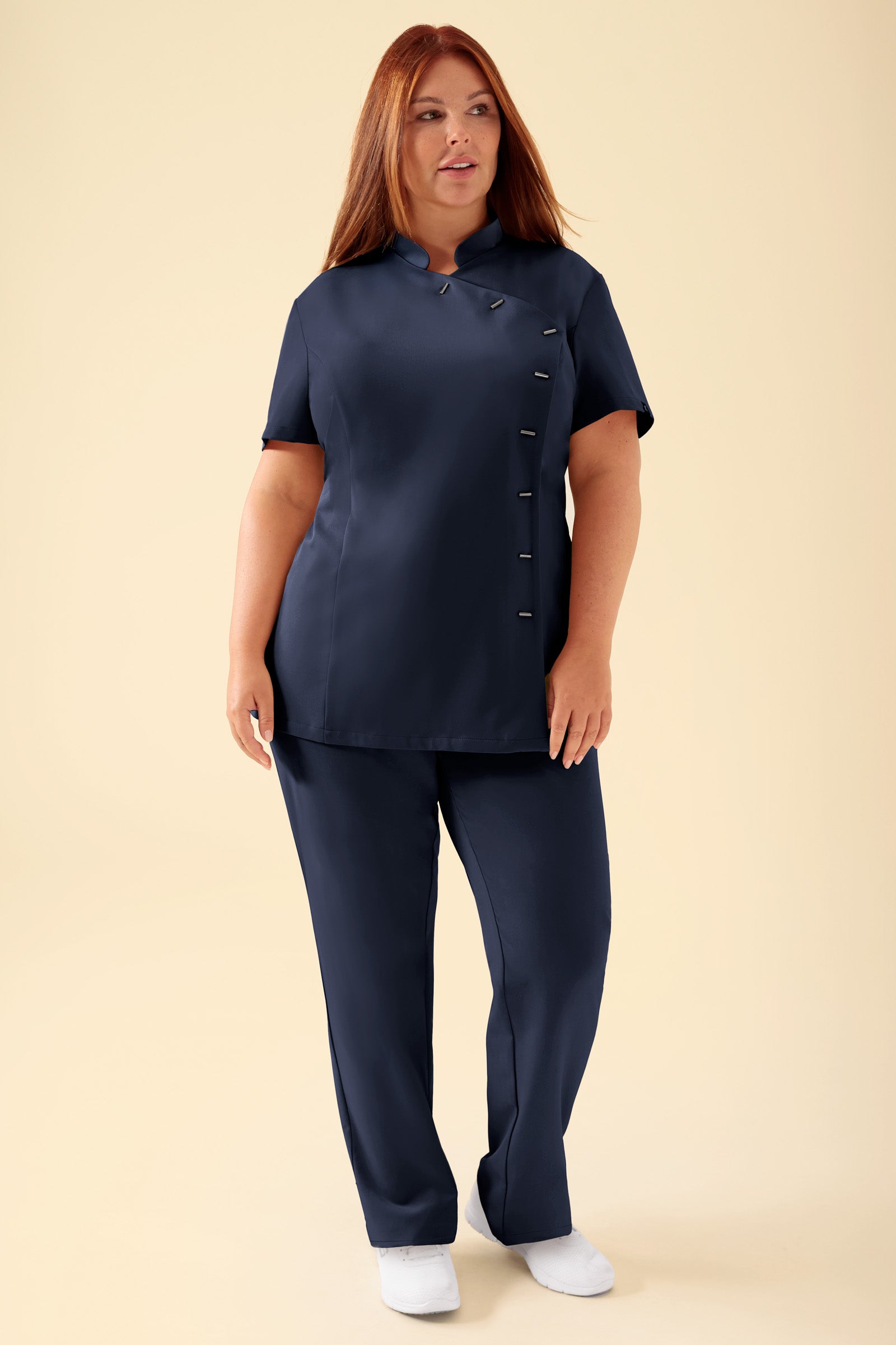 KAERE tuniek dames - asymetrische knoopsluiting navy, Voorzijde view Het model is 173 cm lang en draagt maat XL
