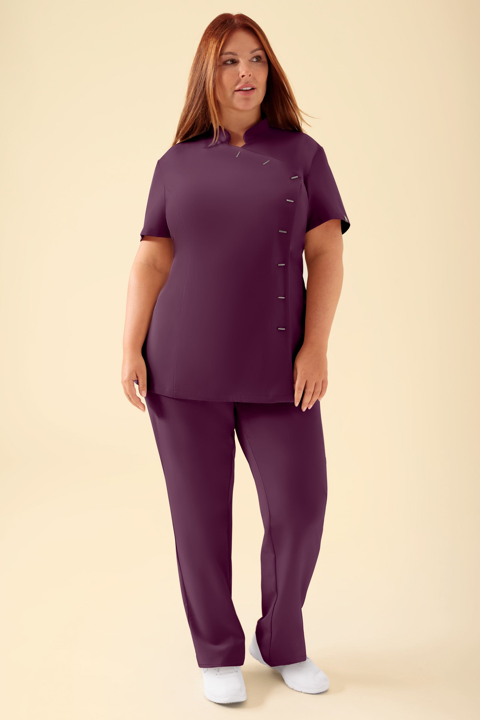 KAERE tuniek dames - asymetrische knoopsluiting pruimen, Voorzijde view Het model is 173 cm lang en draagt maat XL
