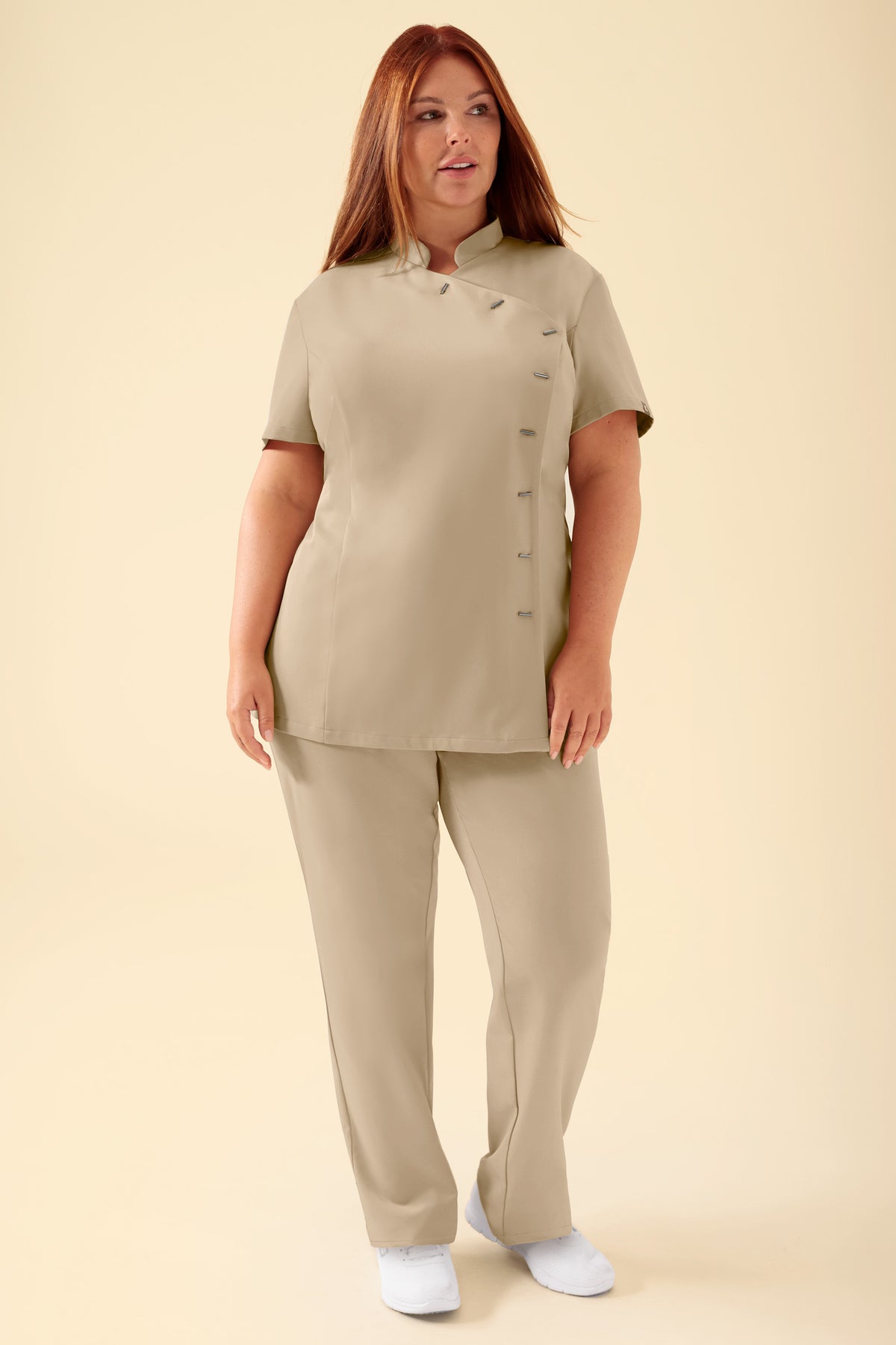KAERE tuniek dames - asymetrische knoopsluiting zand, Voorzijde view Het model is 173 cm lang en draagt maat XL