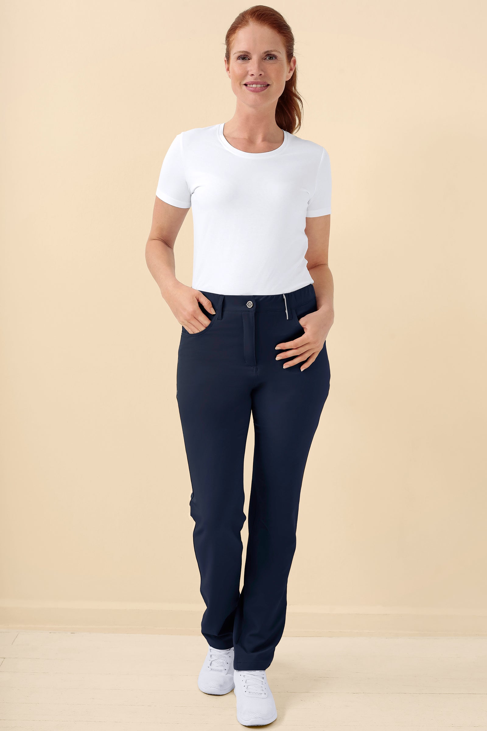 KAERE Damesbroek - 5-pocket navy, Voorzijde view Het model is 175 cm lang en draagt maat S