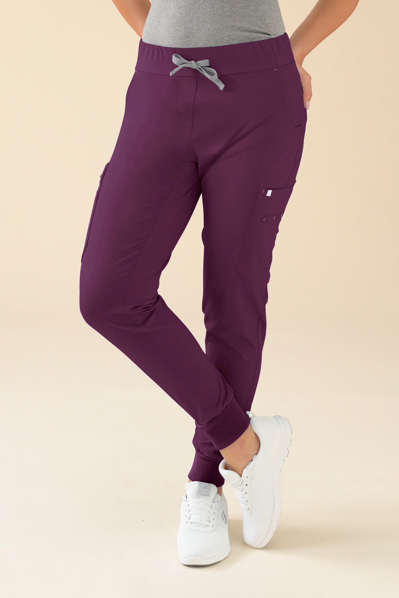 KAERE broek dames - zoom met elastische boord en beenzak pruimen, Voorzijde view Het model is 176 cm lang en draagt maat S