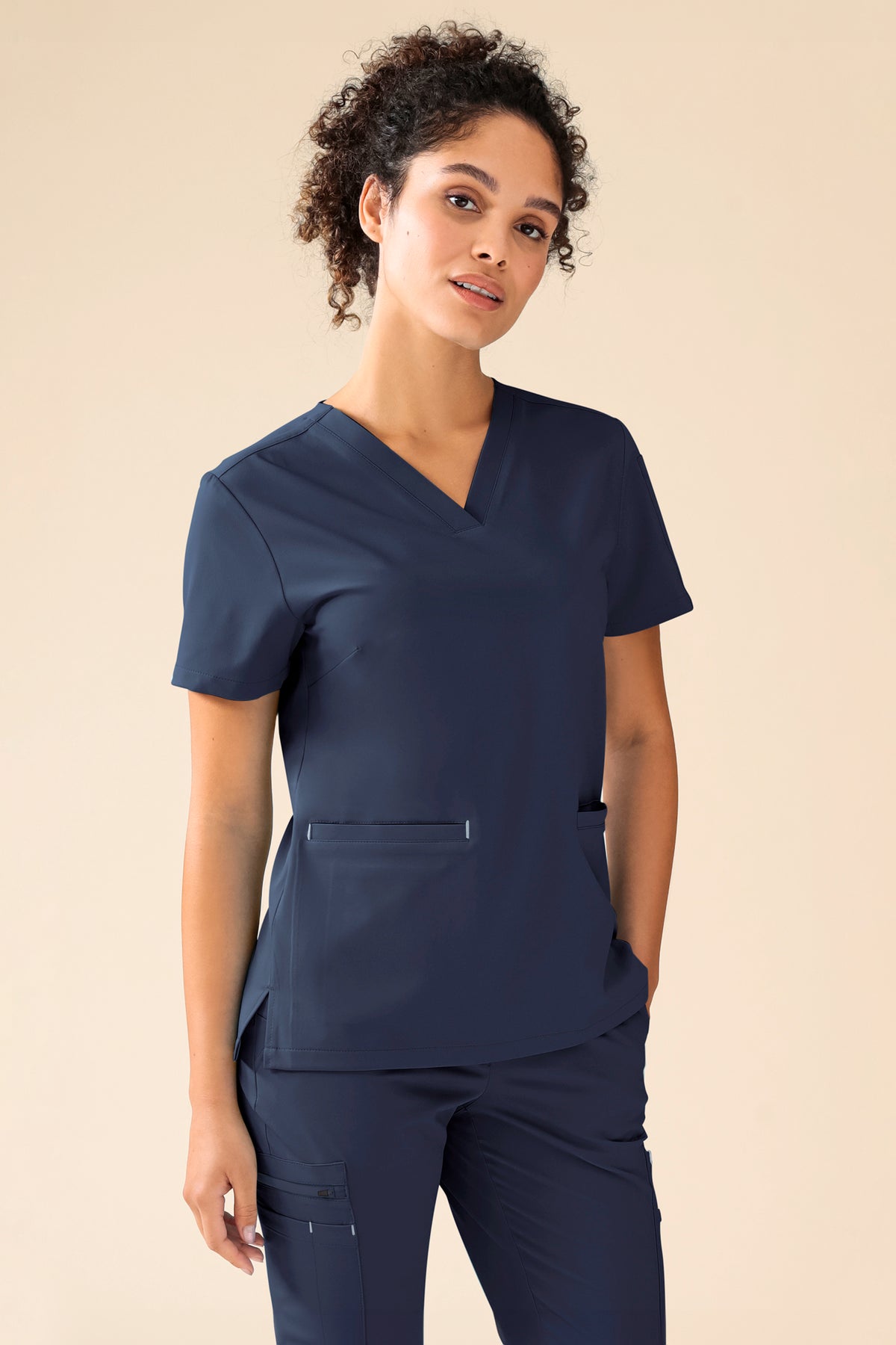 KAERE oversteektuniek dames - V-hals navy, Voorzijde view Het model is 176 cm lang en draagt maat S
