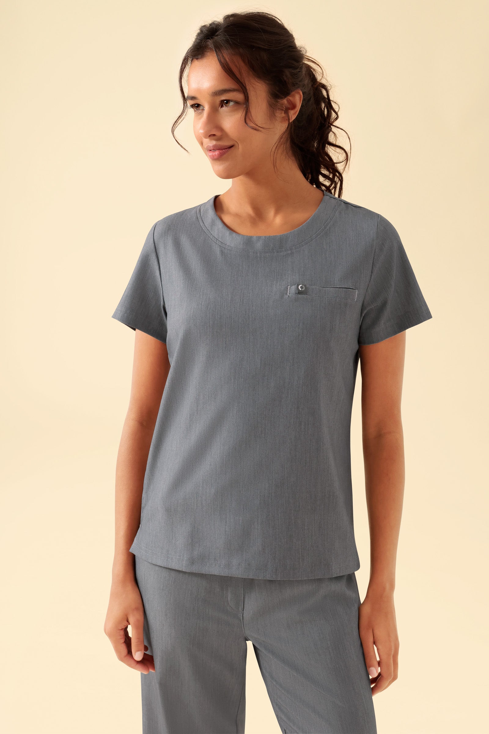 KAERE shirt dames - ronde hals grijs melange, Voorzijde view Het model is 176 cm lang en draagt maat S