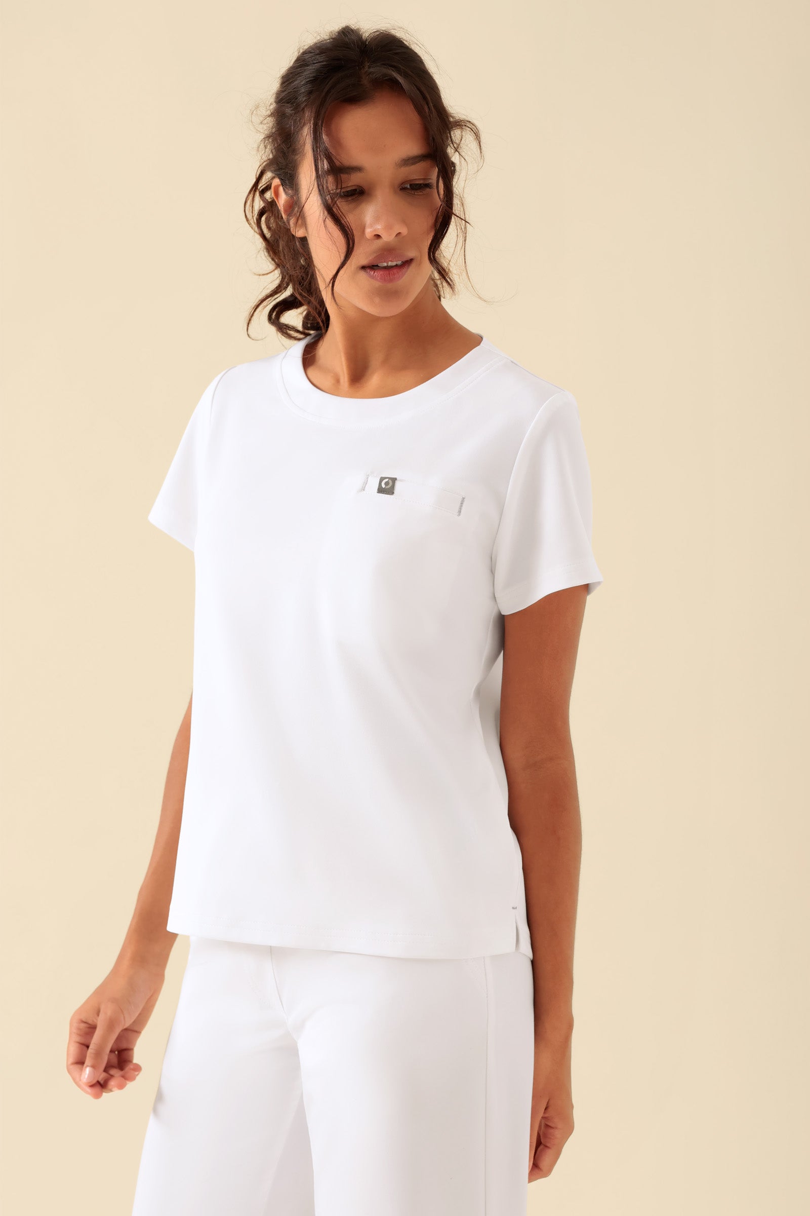 KAERE shirt dames - ronde hals wit, Voorzijde view Het model is 176 cm lang en draagt maat S