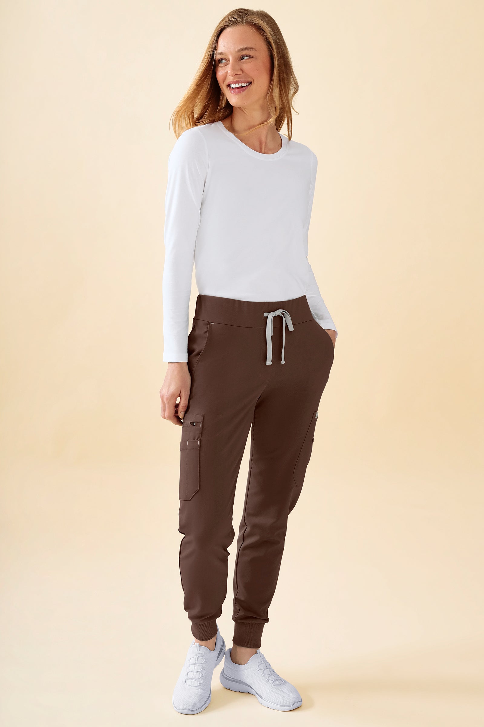 KAERE broek dames - zoom met elastische boord en beenzak coffee, Voorzijde view Het model is 177 cm lang en draagt maat S
