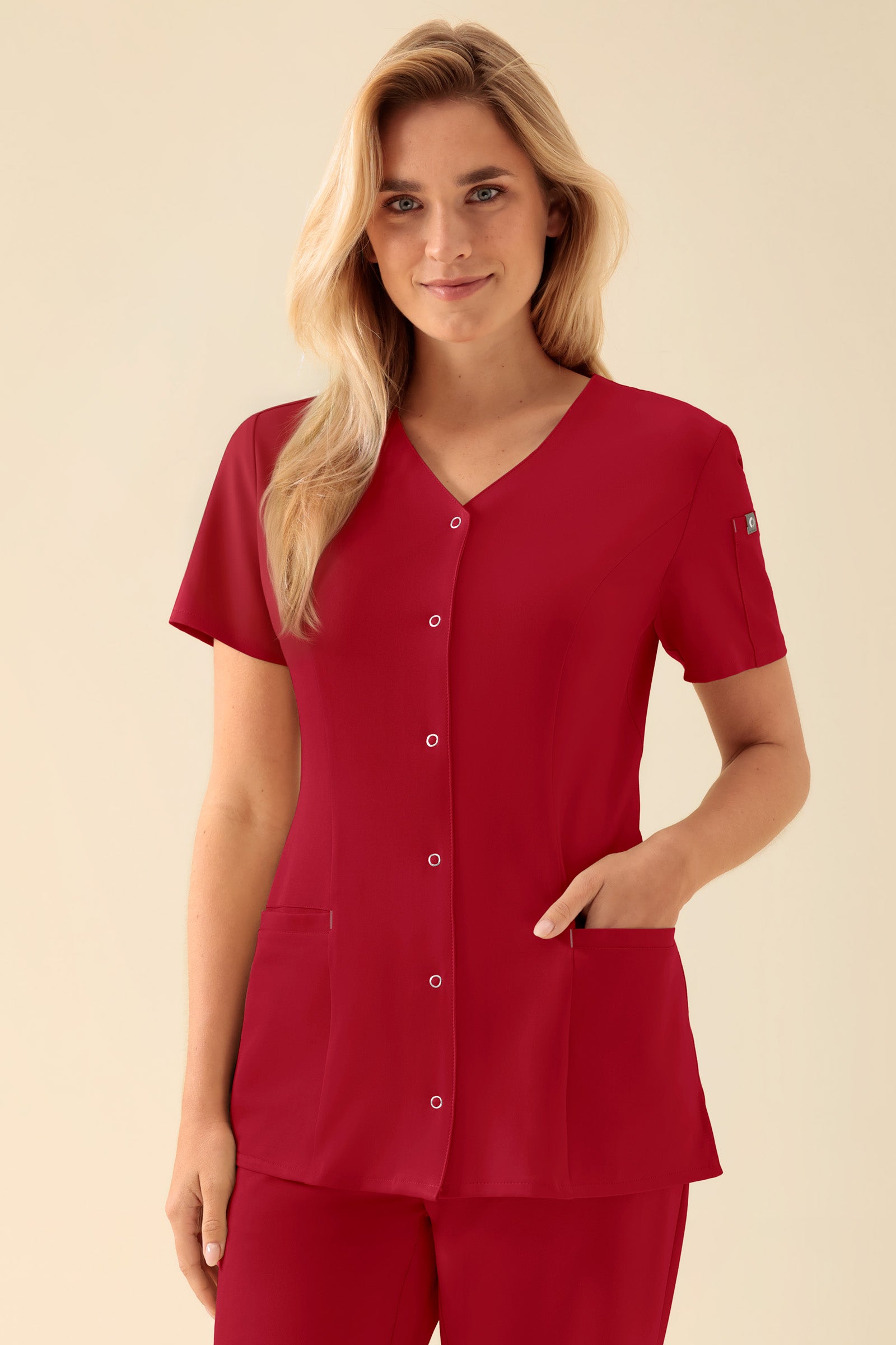 KAERE tuniek dames - drukknoopsluiting rood, Voorzijde view Het model is 177 cm lang en draagt maat S