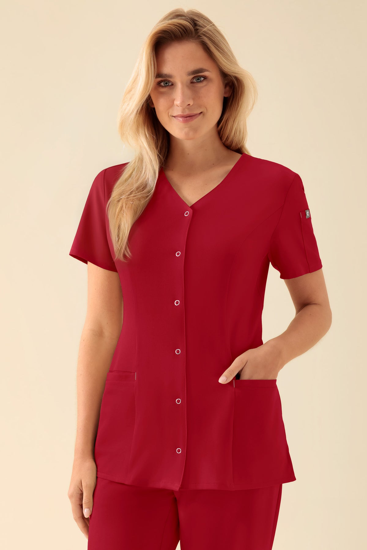 KAERE tuniek dames - drukknoopsluiting rood, Voorzijde view Het model is 177 cm lang en draagt maat S