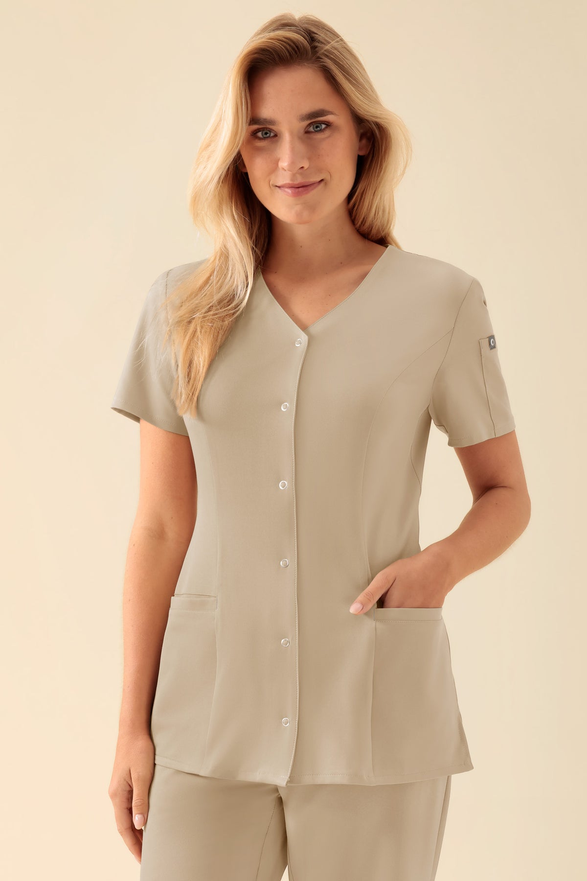 KAERE tuniek dames - drukknoopsluiting zand, Voorzijde view Het model is 177 cm lang en draagt maat S