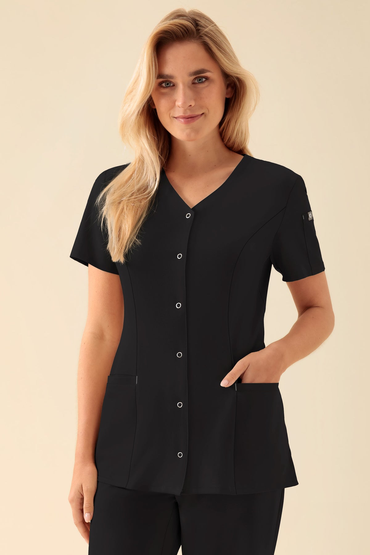 KAERE tuniek dames - drukknoopsluiting zwart, Voorzijde view Het model is 177 cm lang en draagt maat S